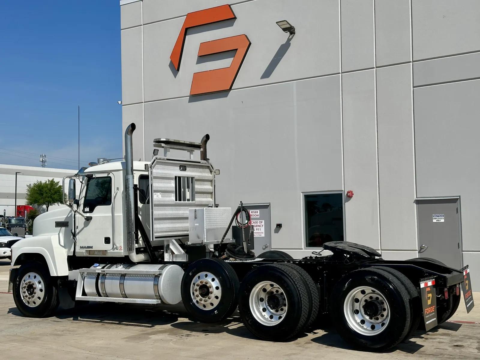 2017 Mack Pinnacle in Hutchins, TX — photo 6