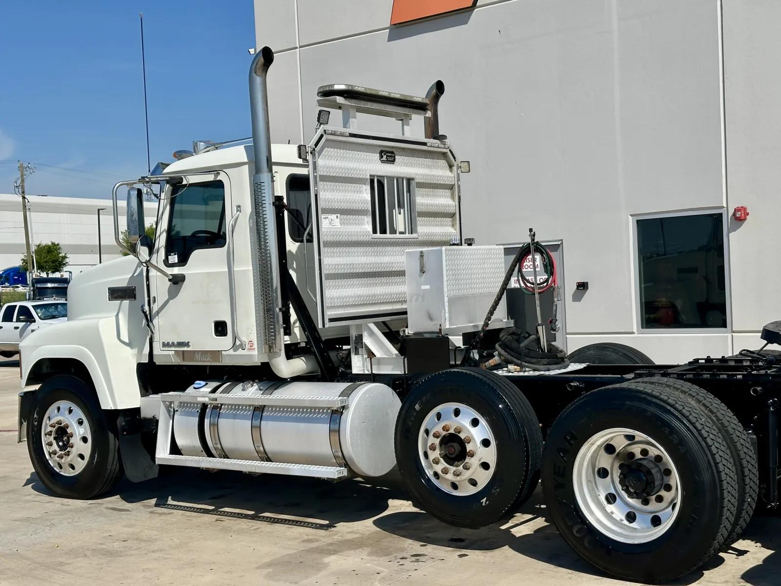 2017 Mack Pinnacle in Hutchins, TX — photo 8