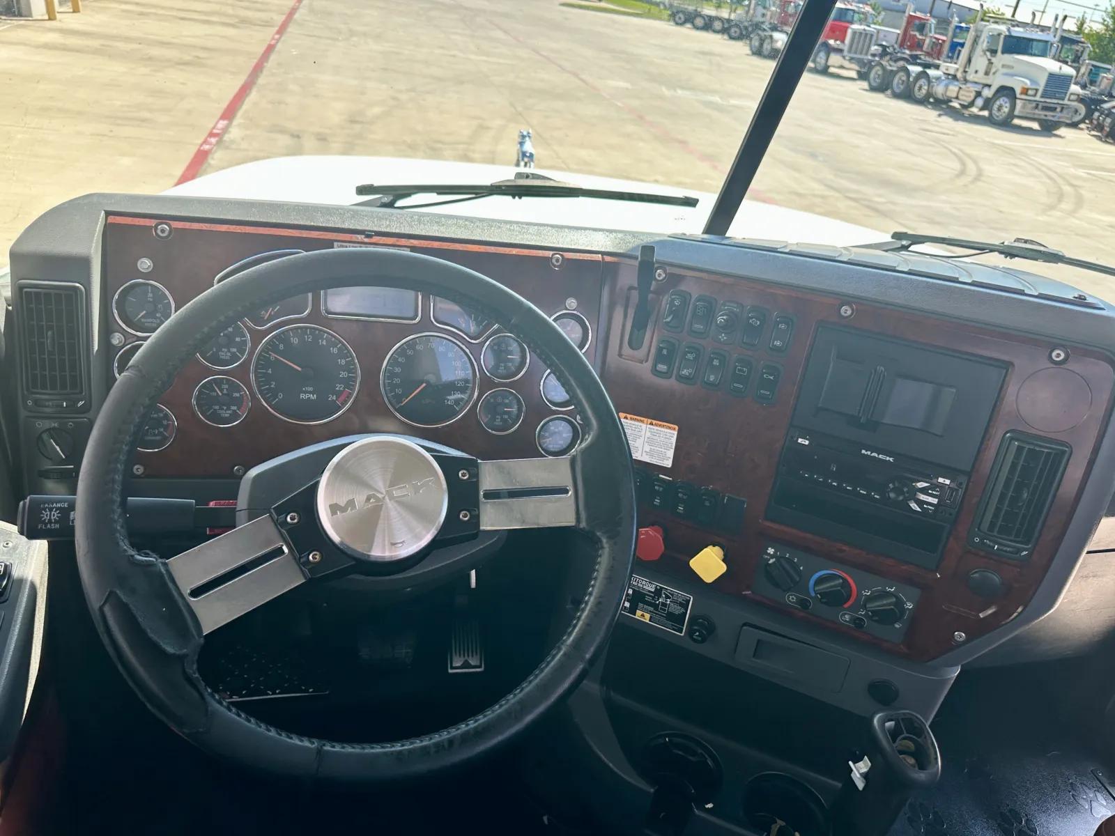 2017 Mack Pinnacle in Hutchins, TX — photo 15