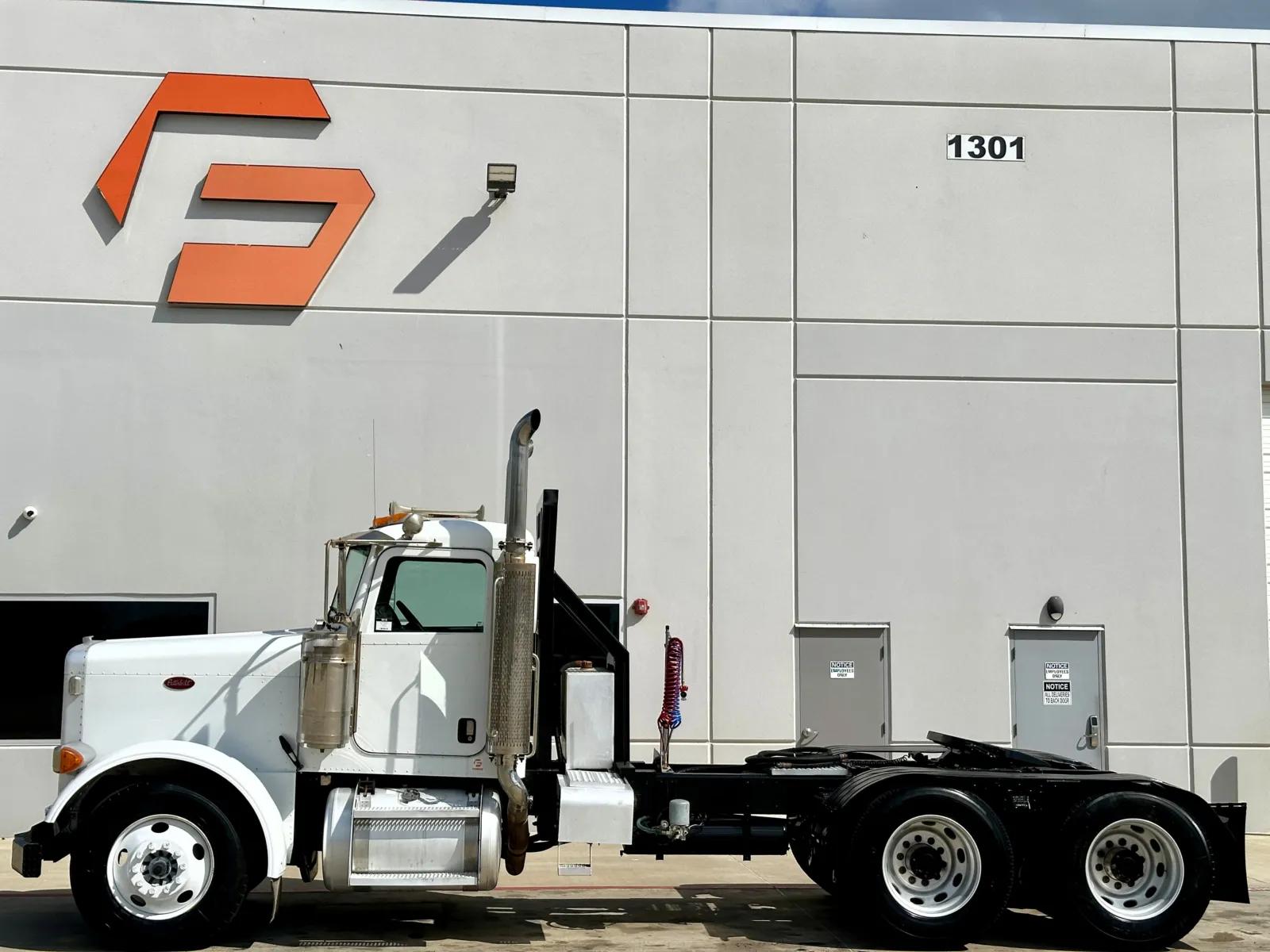 2007 Peterbilt 379 in Hutchins, TX — photo 4