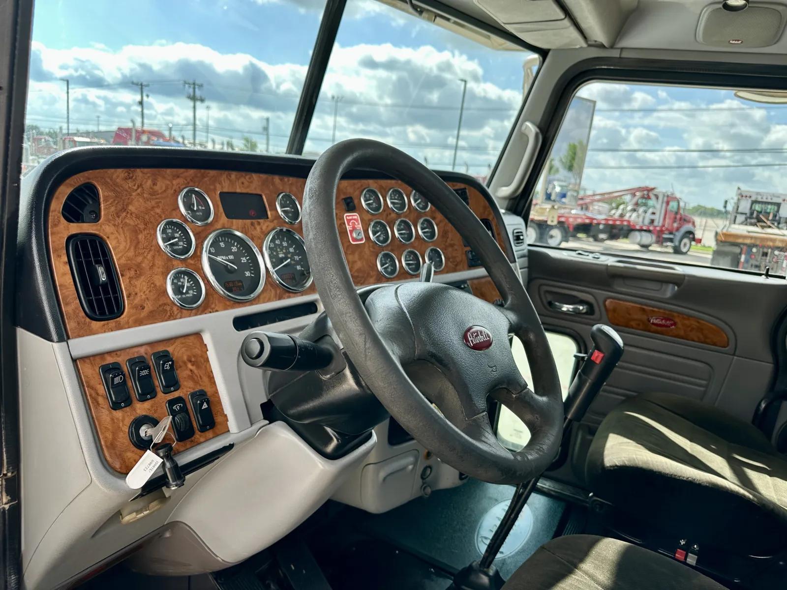 2007 Peterbilt 379 in Hutchins, TX — photo 15