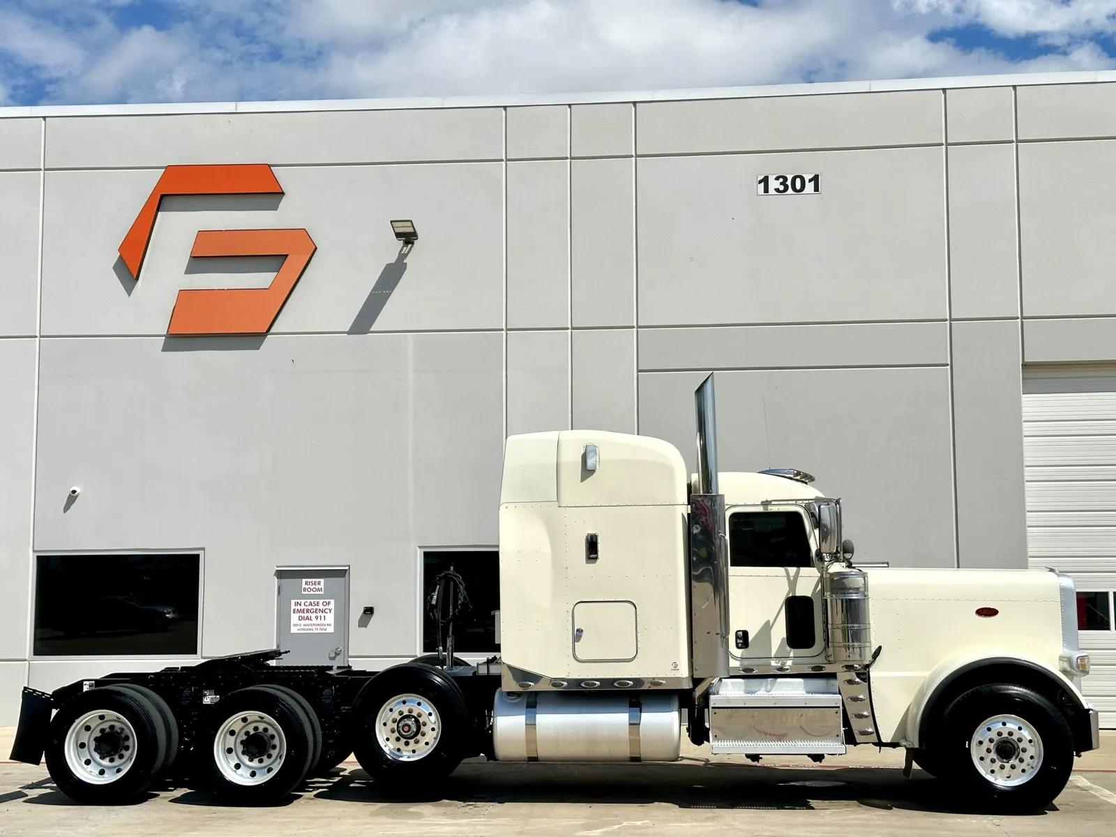 2019 Peterbilt 389 in Hutchins, TX — photo 3