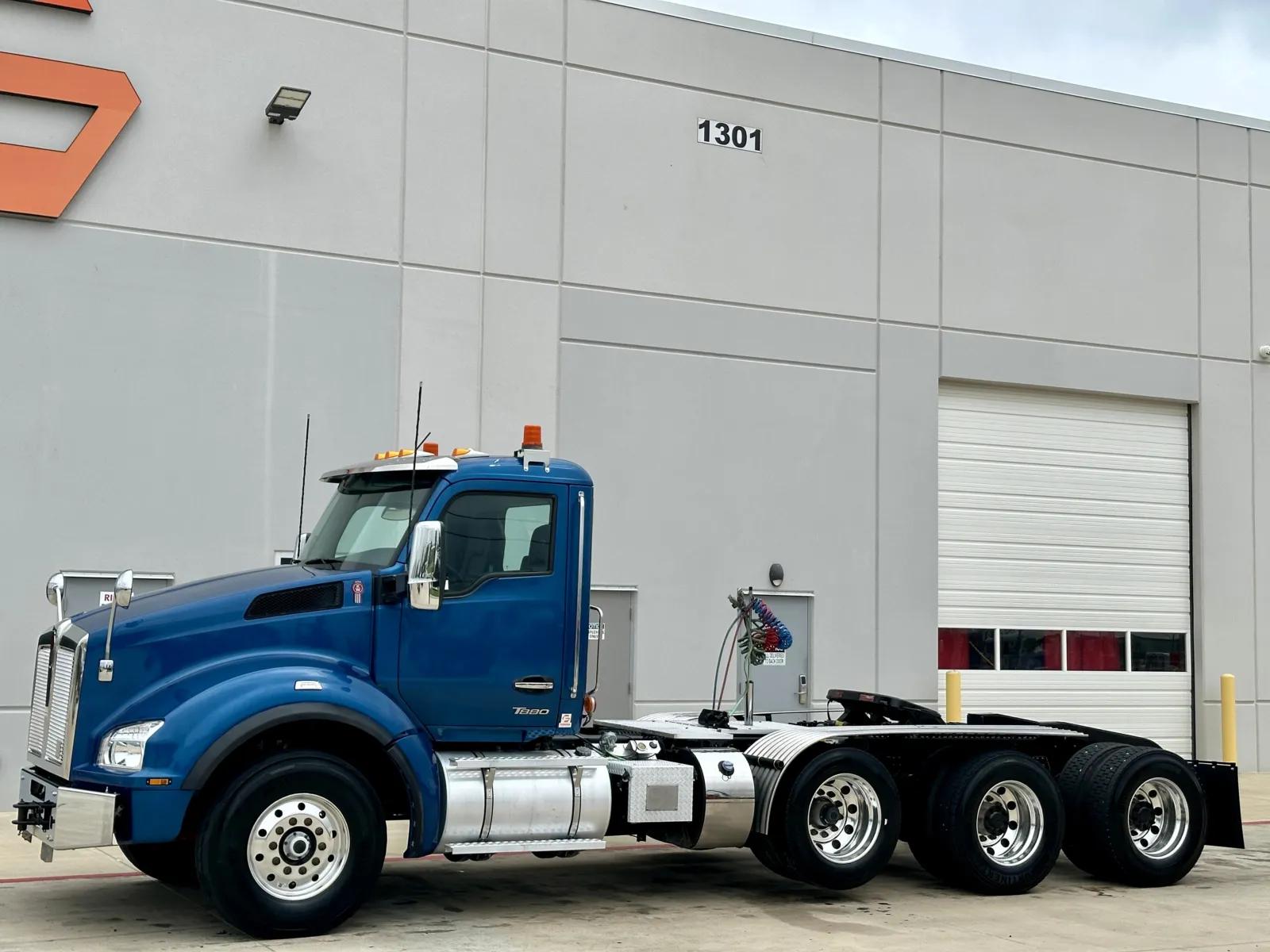 2023 Kenworth T880 in Hutchins, TX — photo 2