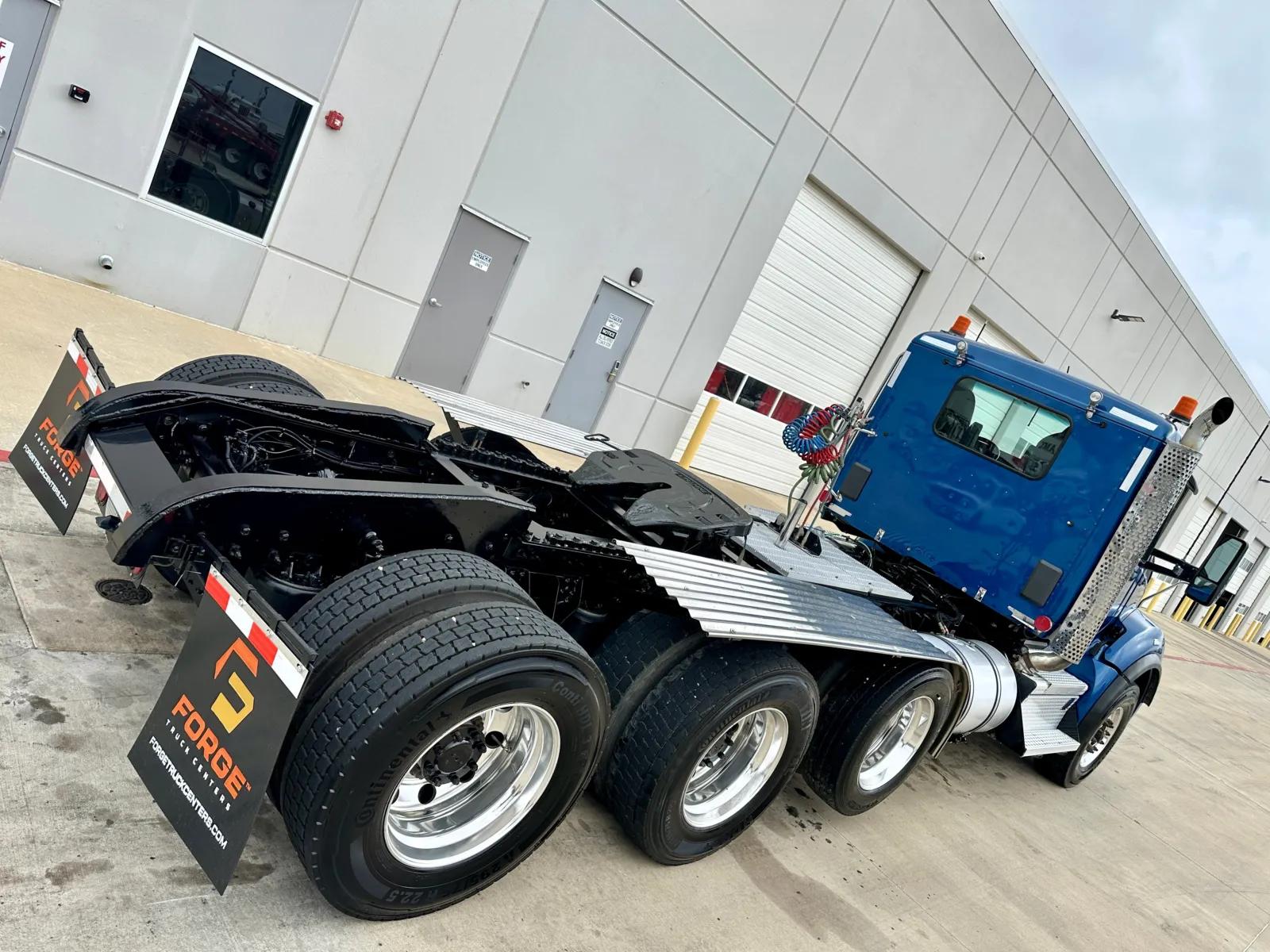 2023 Kenworth T880 in Hutchins, TX — photo 11