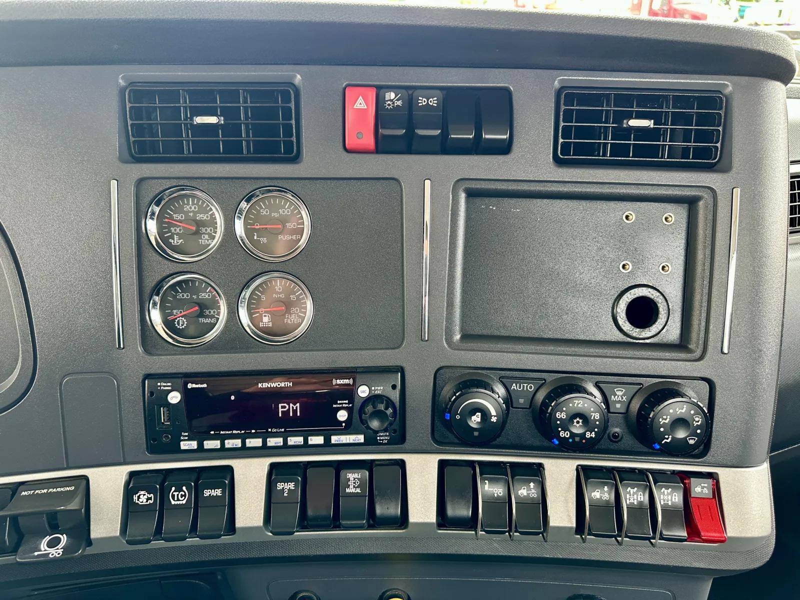 2023 Kenworth T880 in Hutchins, TX — photo 18