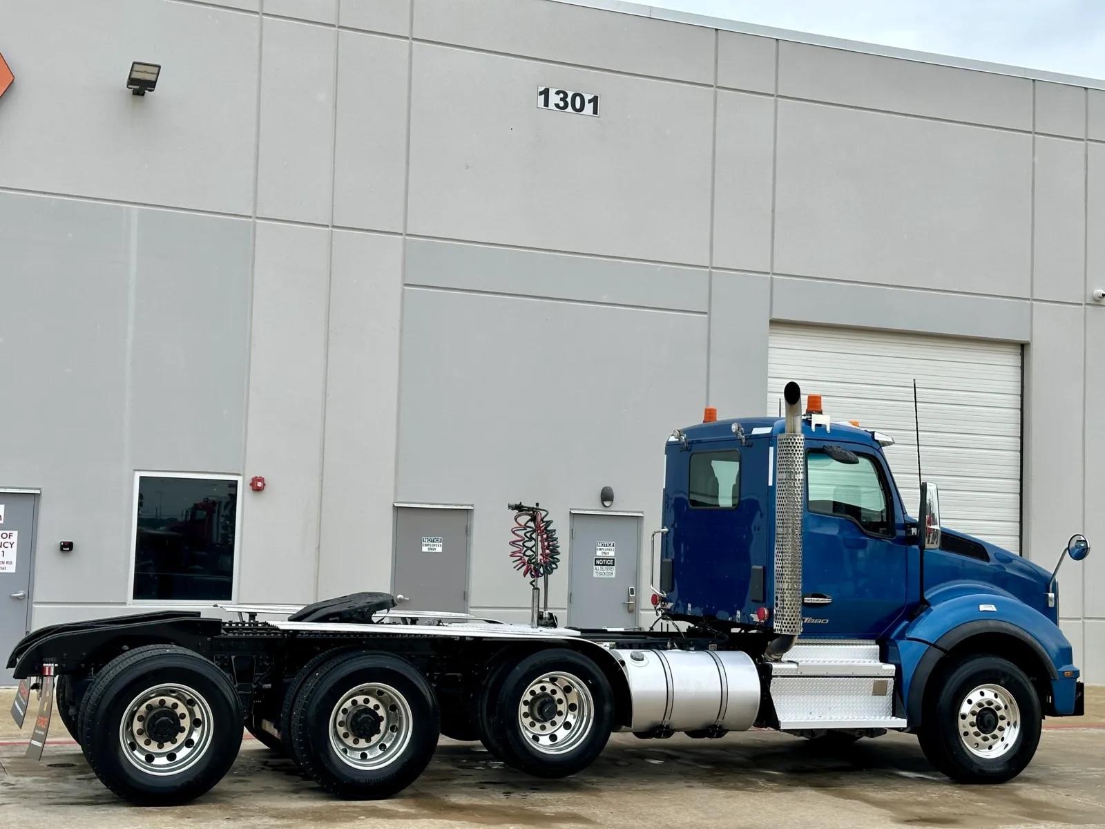 2023 Kenworth T880 in Hutchins, TX — photo 5