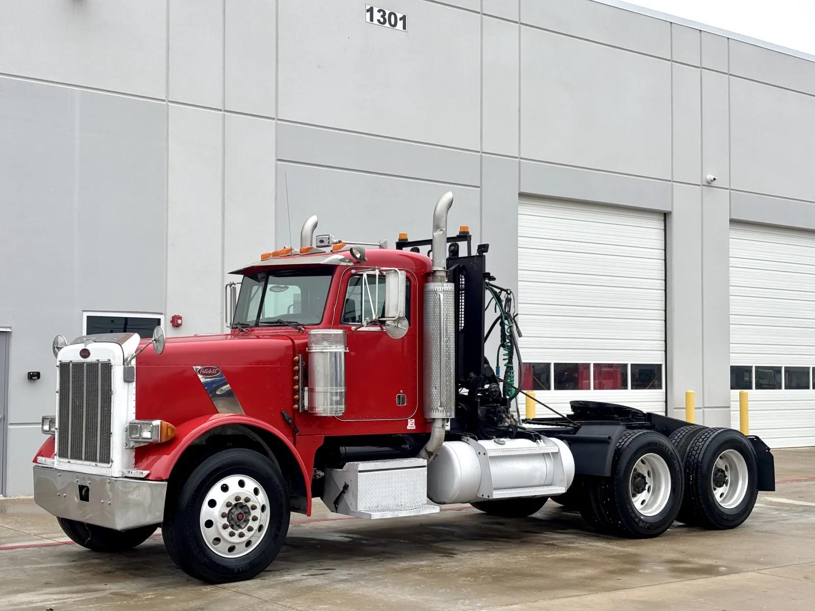 2001 Peterbilt 379 in Hutchins, TX — photo 2