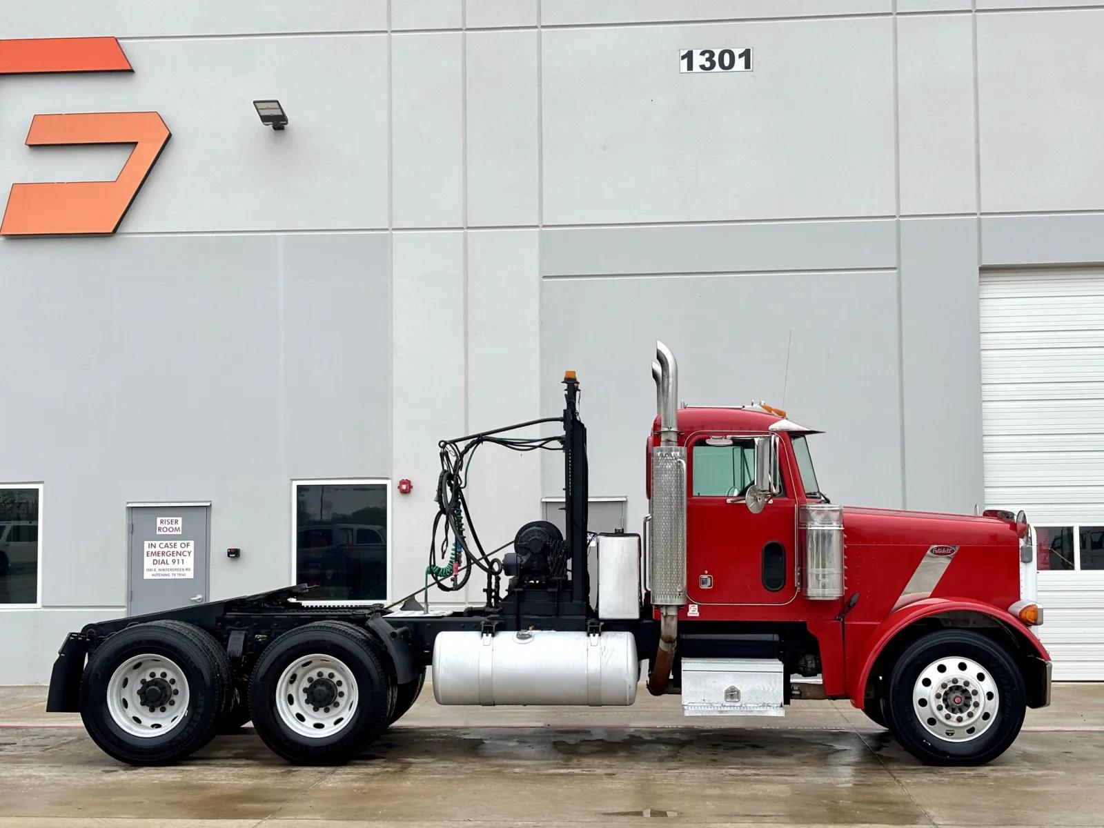 2001 Peterbilt 379 in Hutchins, TX — photo 3