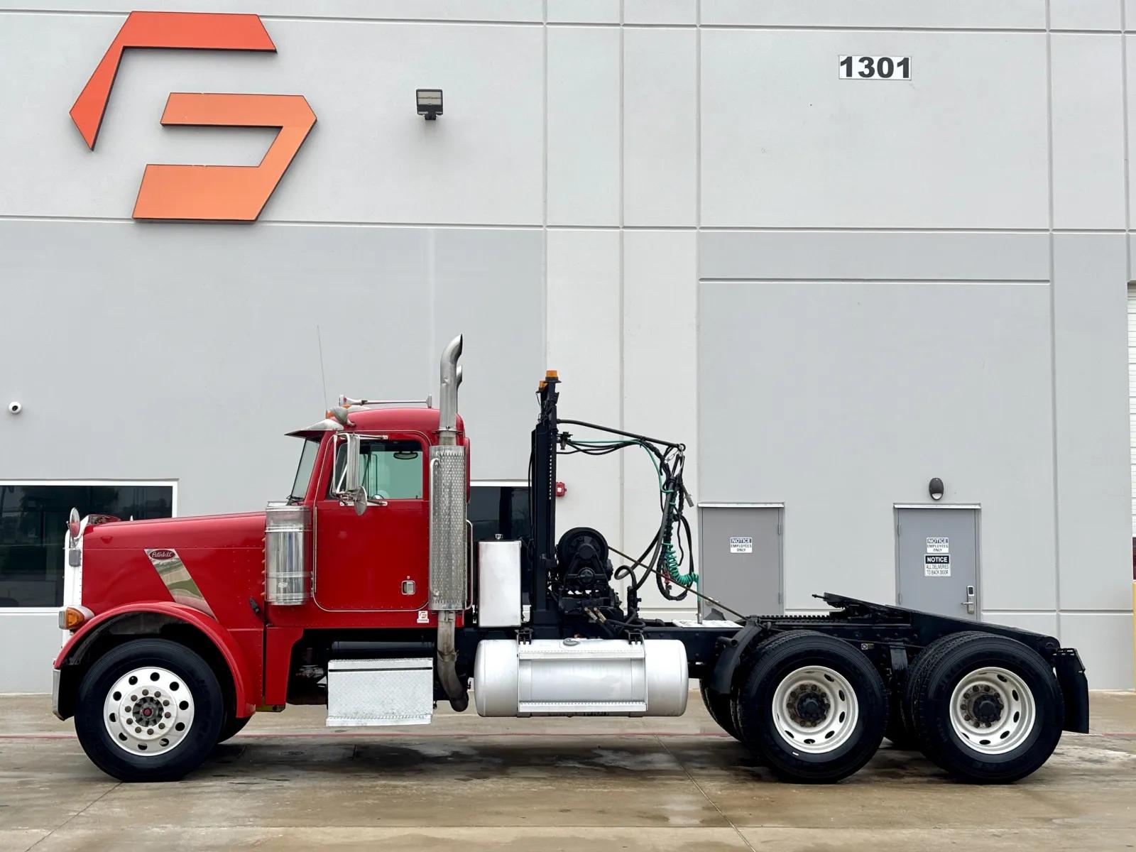 2001 Peterbilt 379 in Hutchins, TX — photo 4