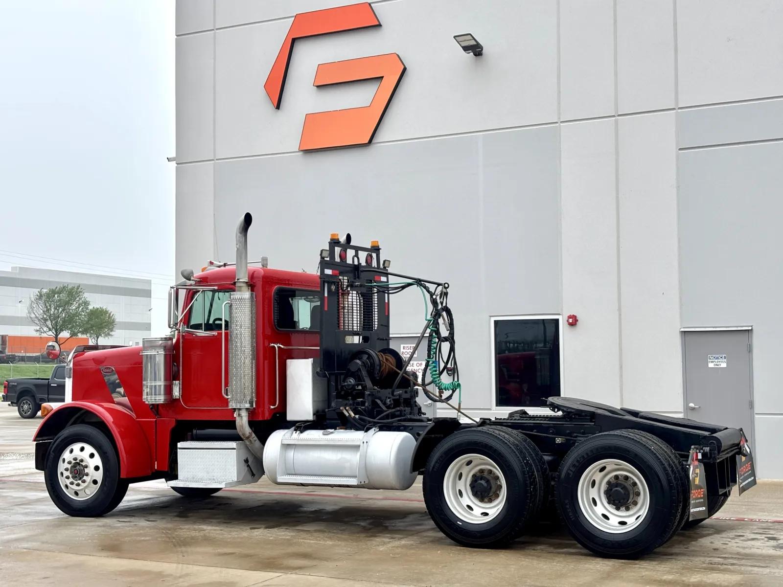 2001 Peterbilt 379 in Hutchins, TX — photo 6