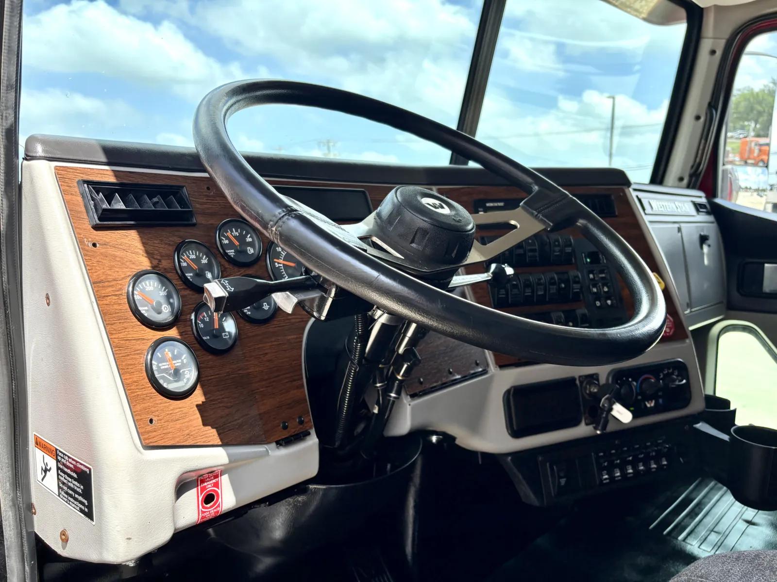 2015 Western Star 4900 in Hutchins, TX — photo 15