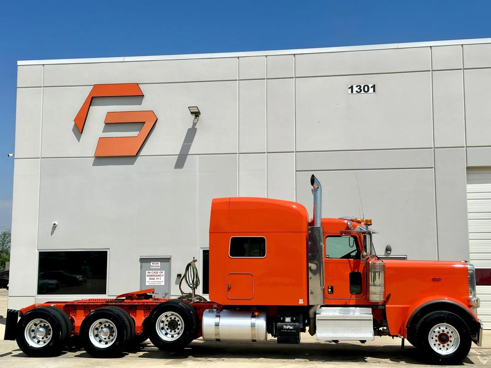 2023 Peterbilt 389 in Hutchins, TX — photo 3