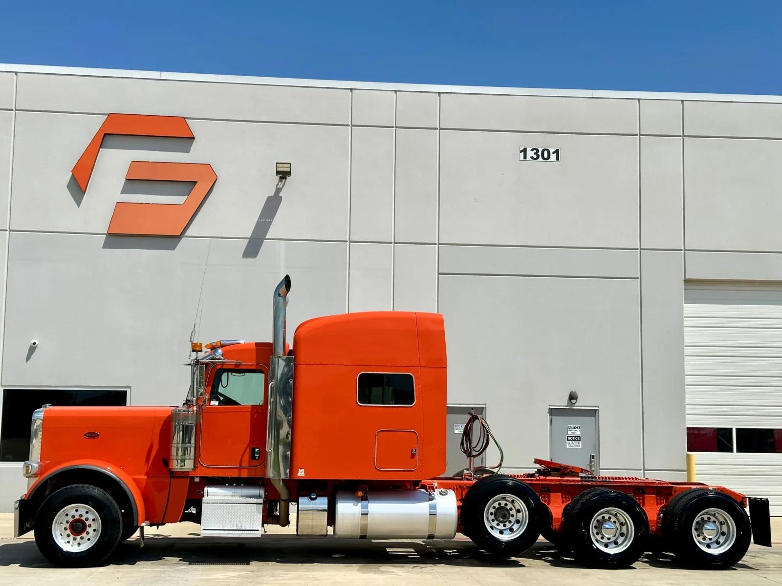 2023 Peterbilt 389 in Hutchins, TX — photo 4