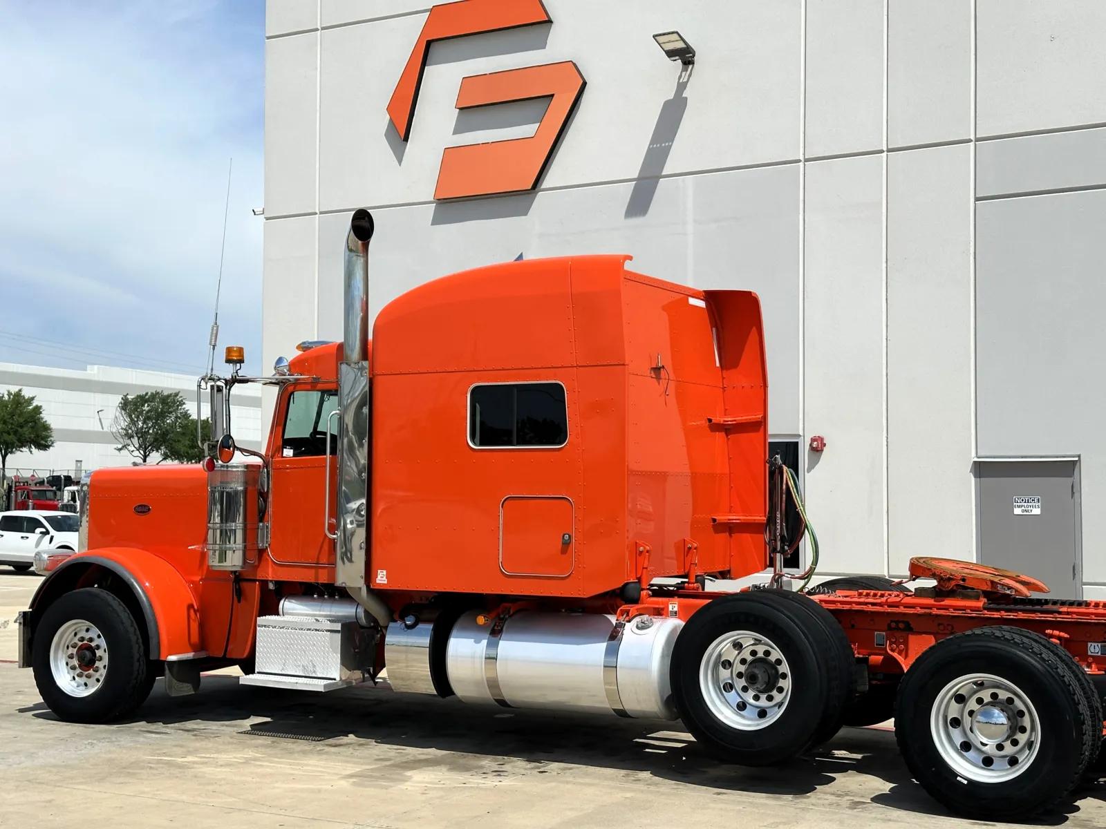 2023 Peterbilt 389 in Hutchins, TX — photo 8