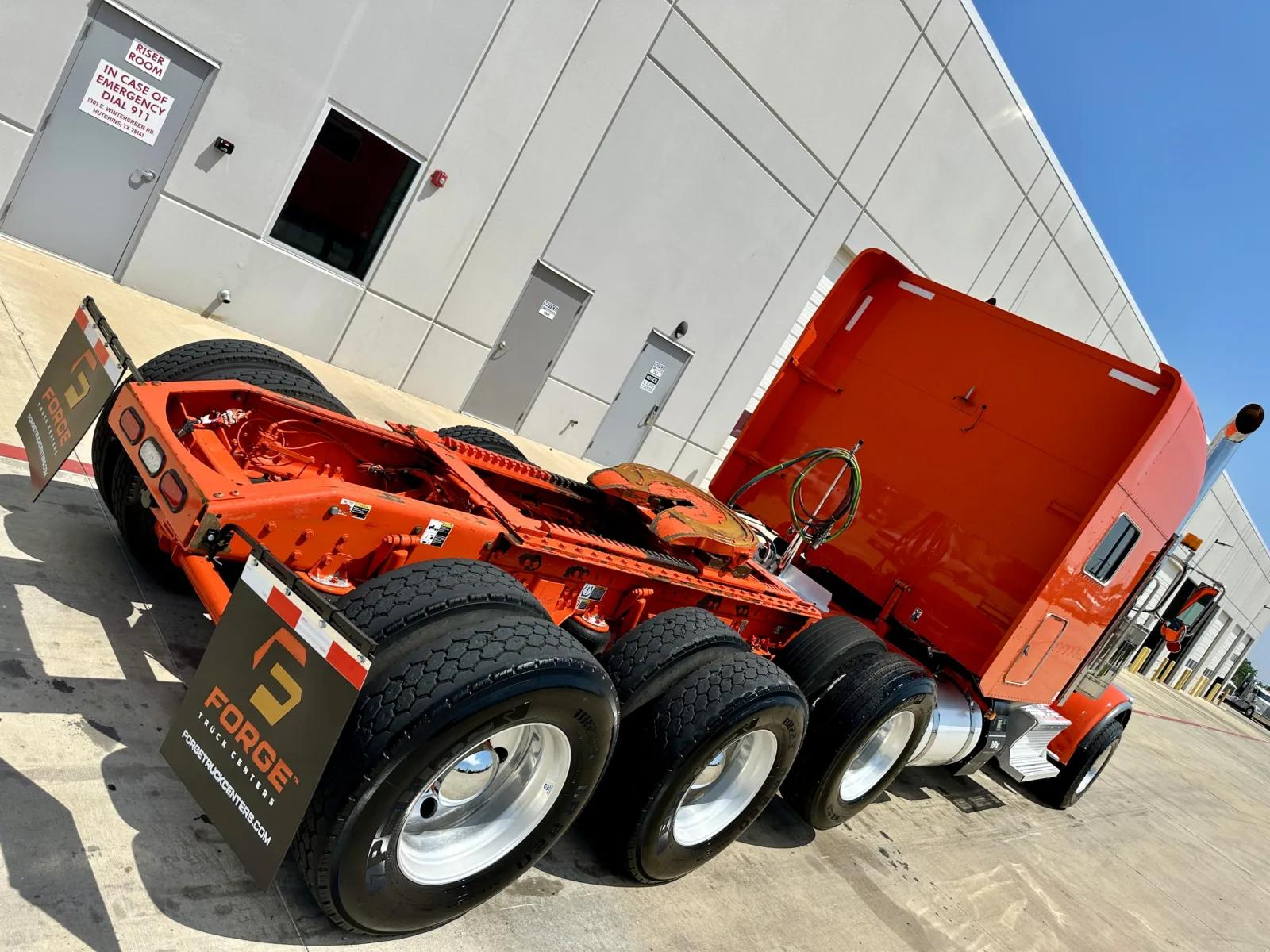 2023 Peterbilt 389 in Hutchins, TX — photo 11