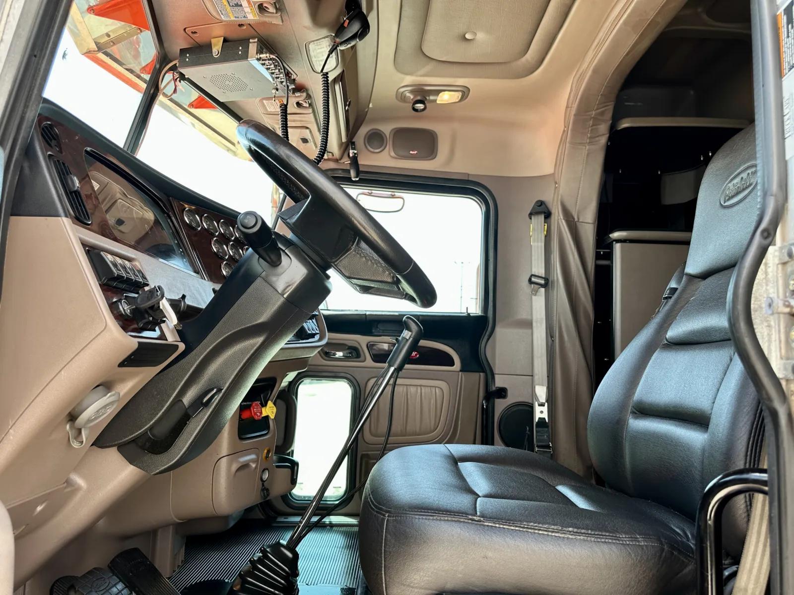 2023 Peterbilt 389 in Hutchins, TX — photo 14