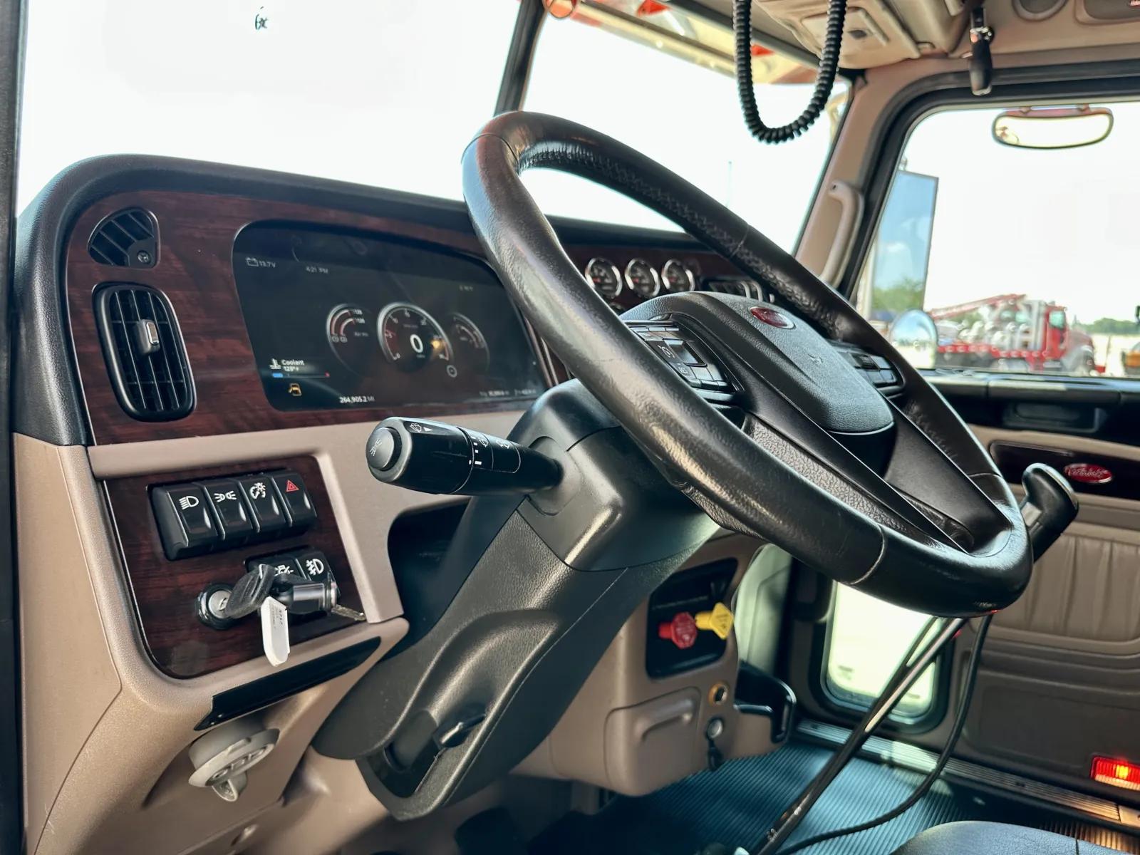 2023 Peterbilt 389 in Hutchins, TX — photo 15