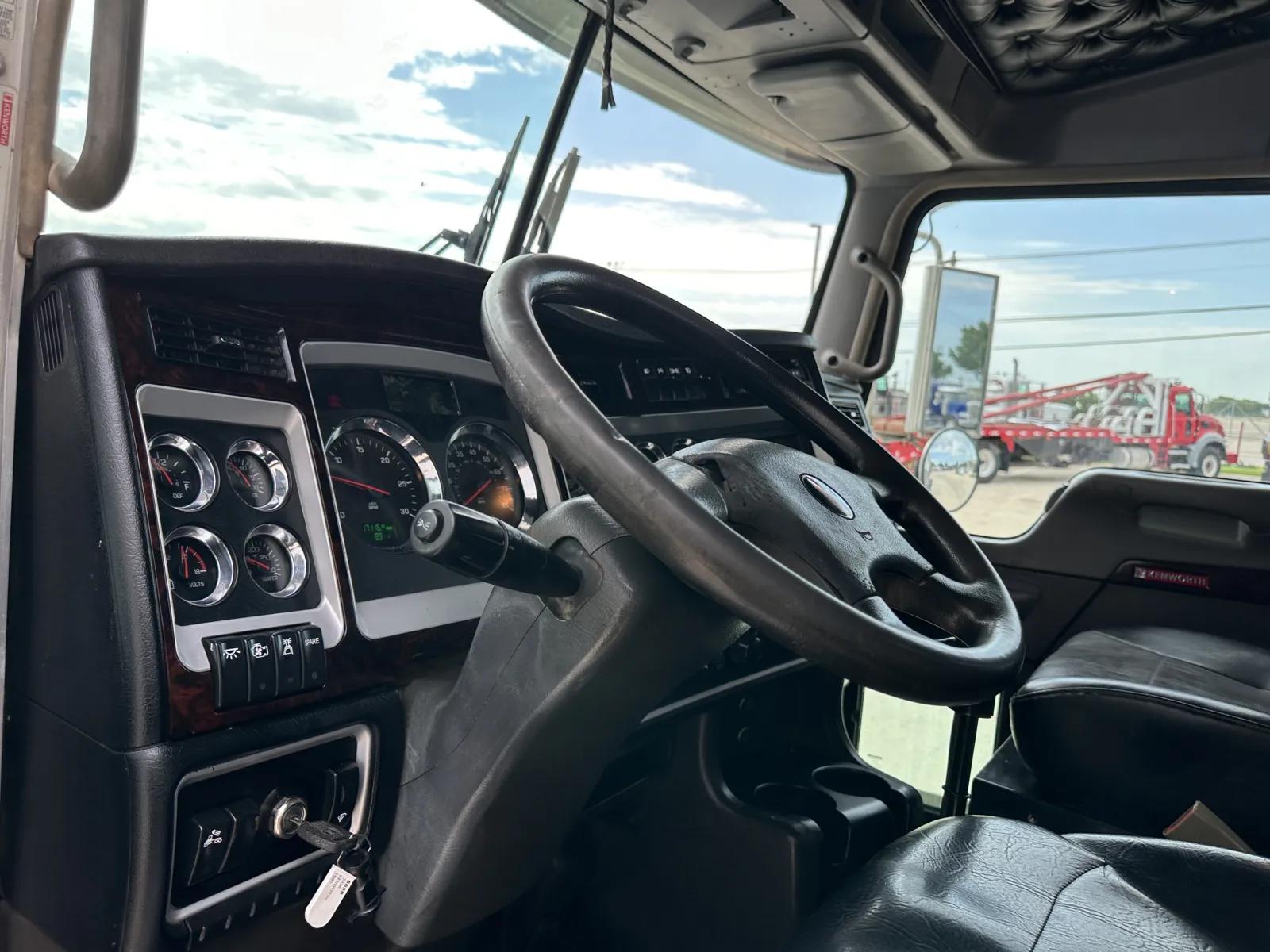 2016 Kenworth T800 in Hutchins, TX — photo 15