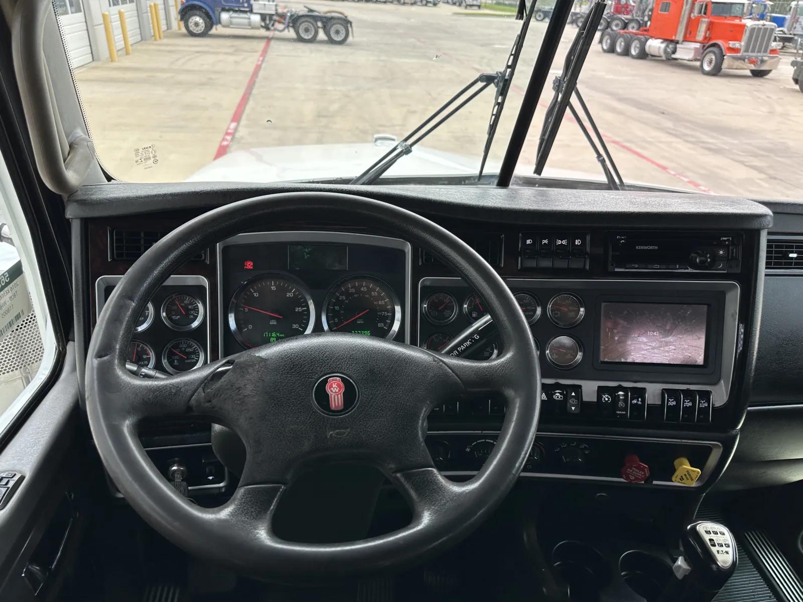2016 Kenworth T800 in Hutchins, TX — photo 16