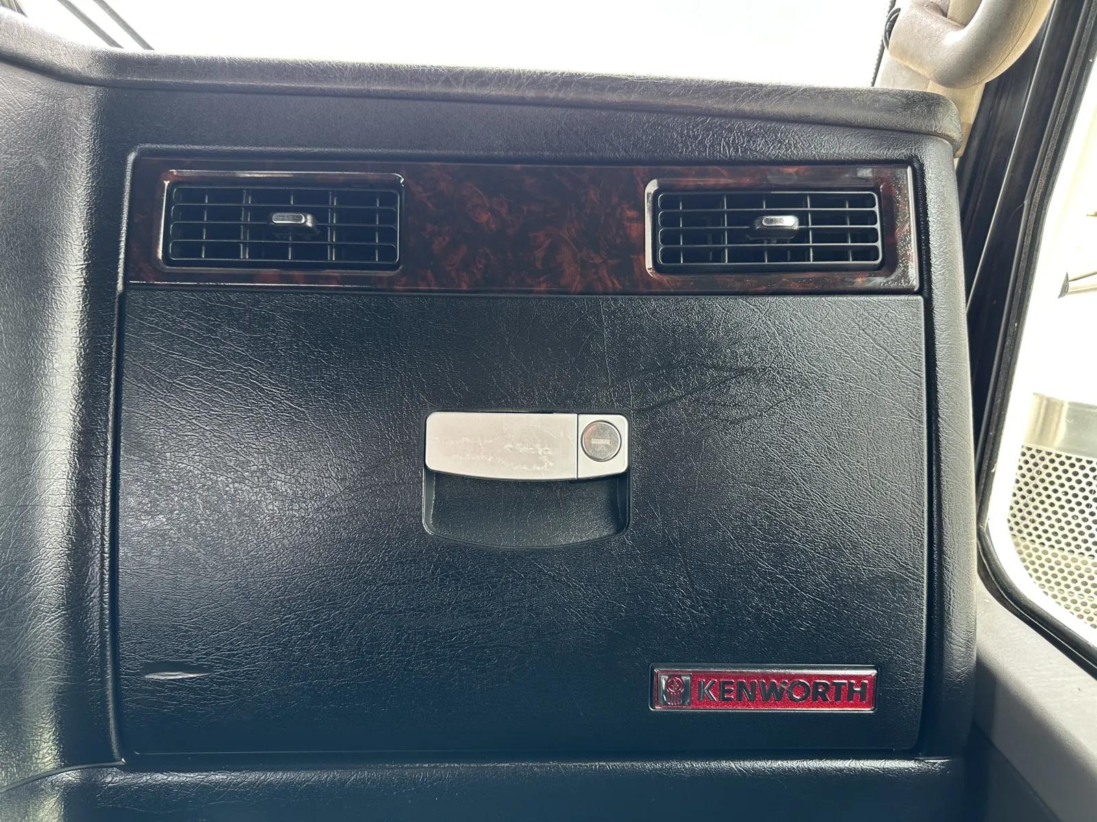 2016 Kenworth T800 in Hutchins, TX — photo 19