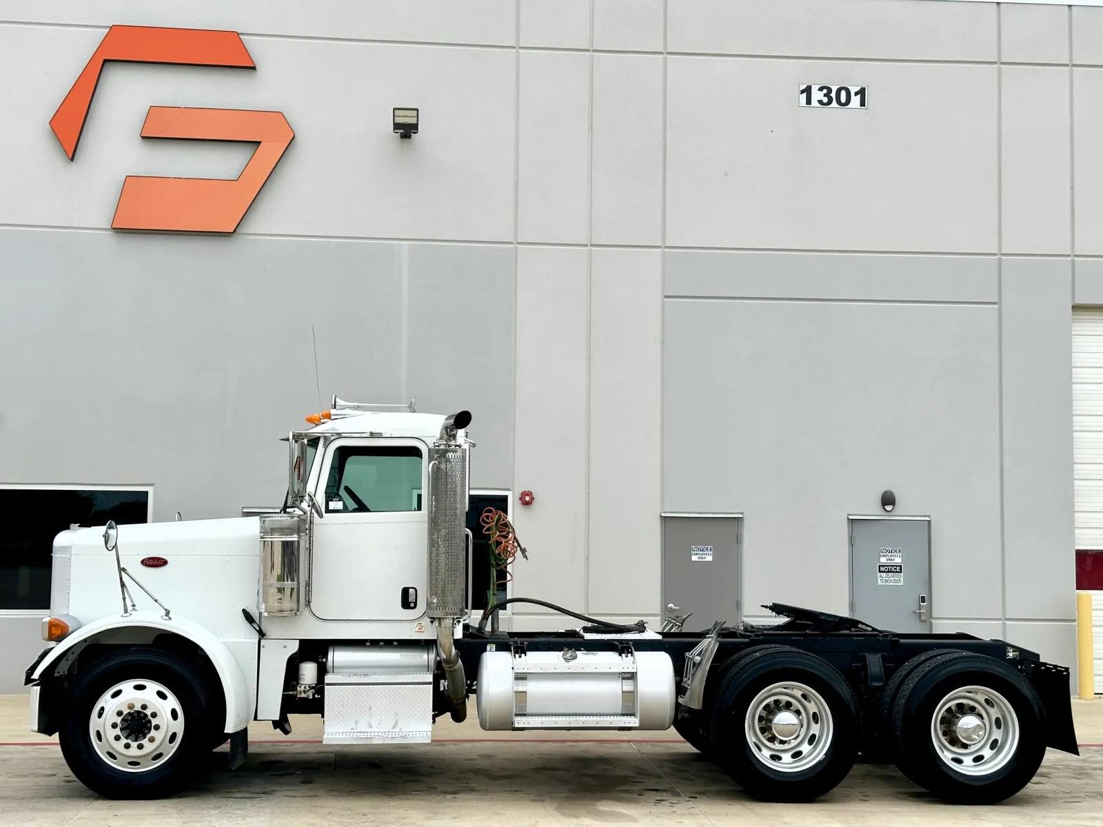 2006 Peterbilt 379 in Hutchins, TX — photo 4