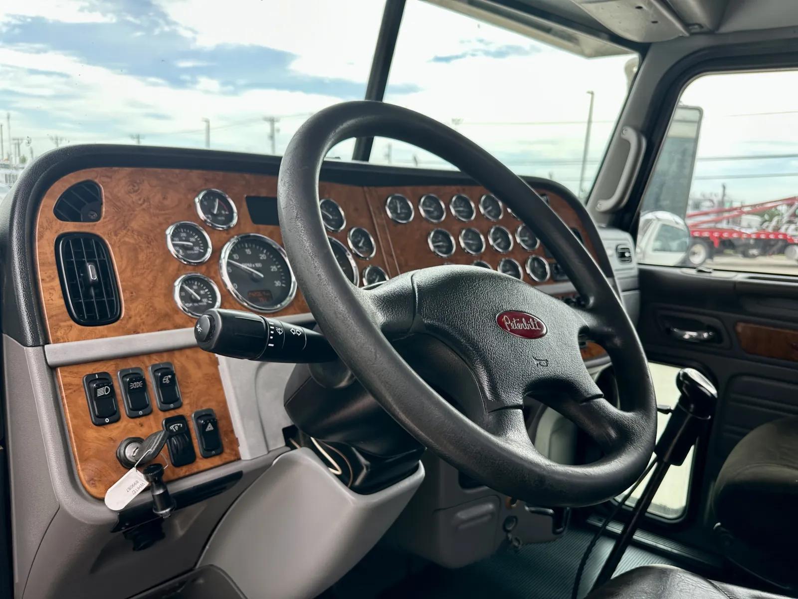 2006 Peterbilt 379 in Hutchins, TX — photo 15