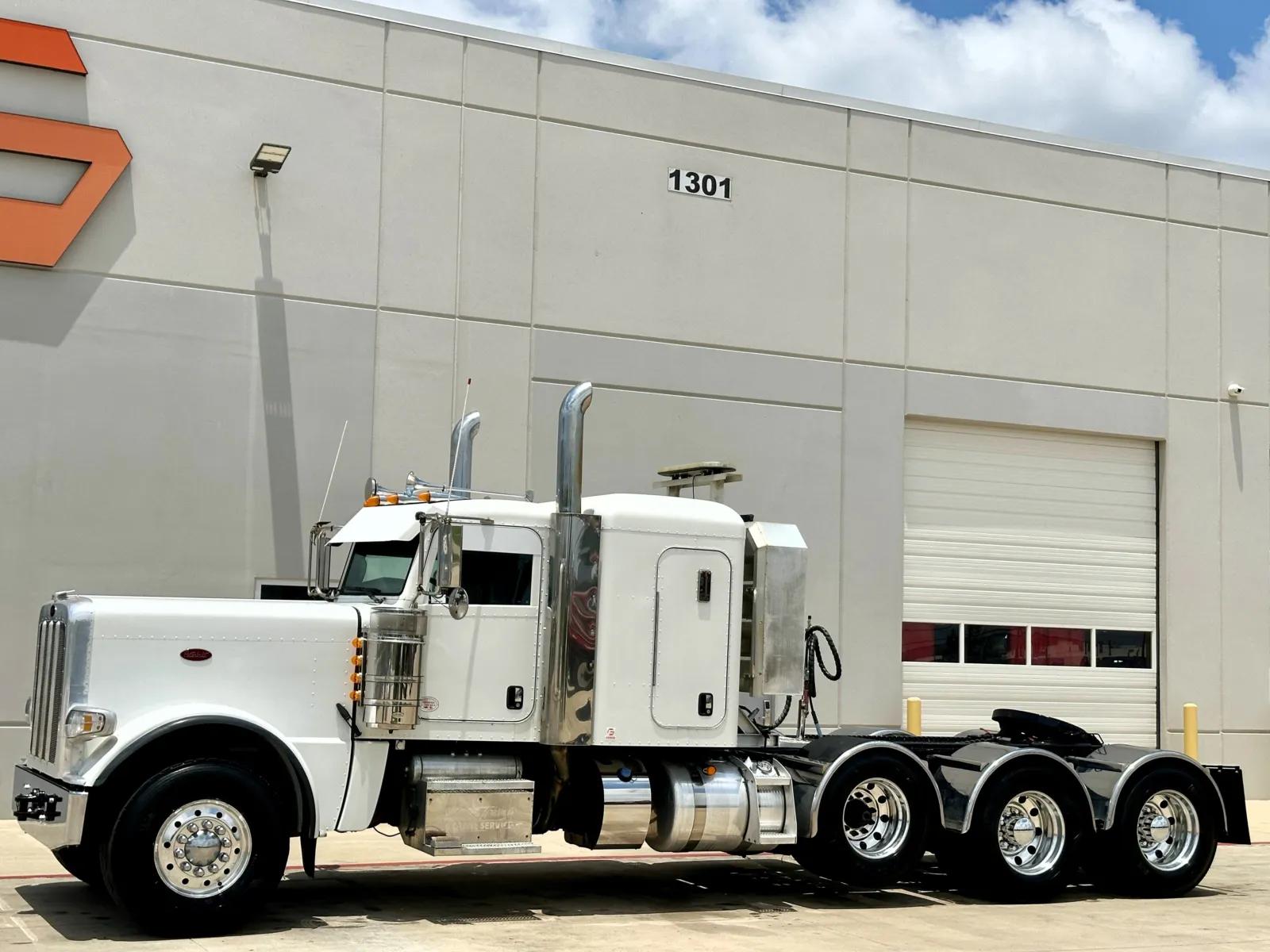 2022 Peterbilt 389 in Hutchins, TX — photo 2
