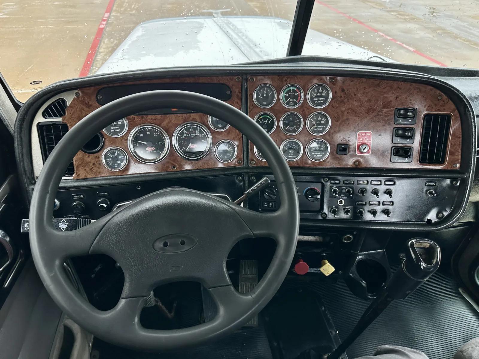 2005 Peterbilt 379 in Hutchins, TX — photo 16