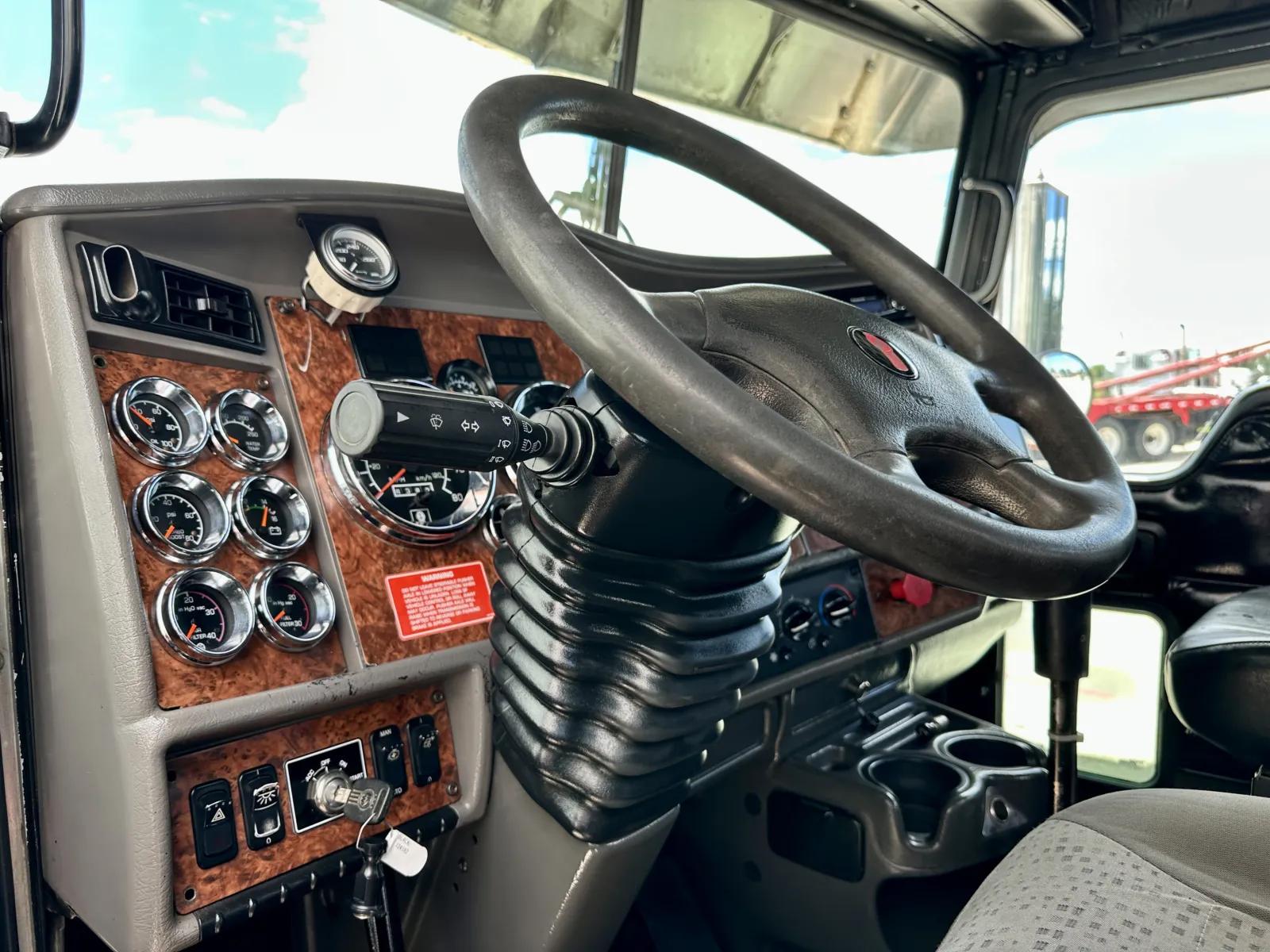 2006 Kenworth T800 in Hutchins, TX — photo 15