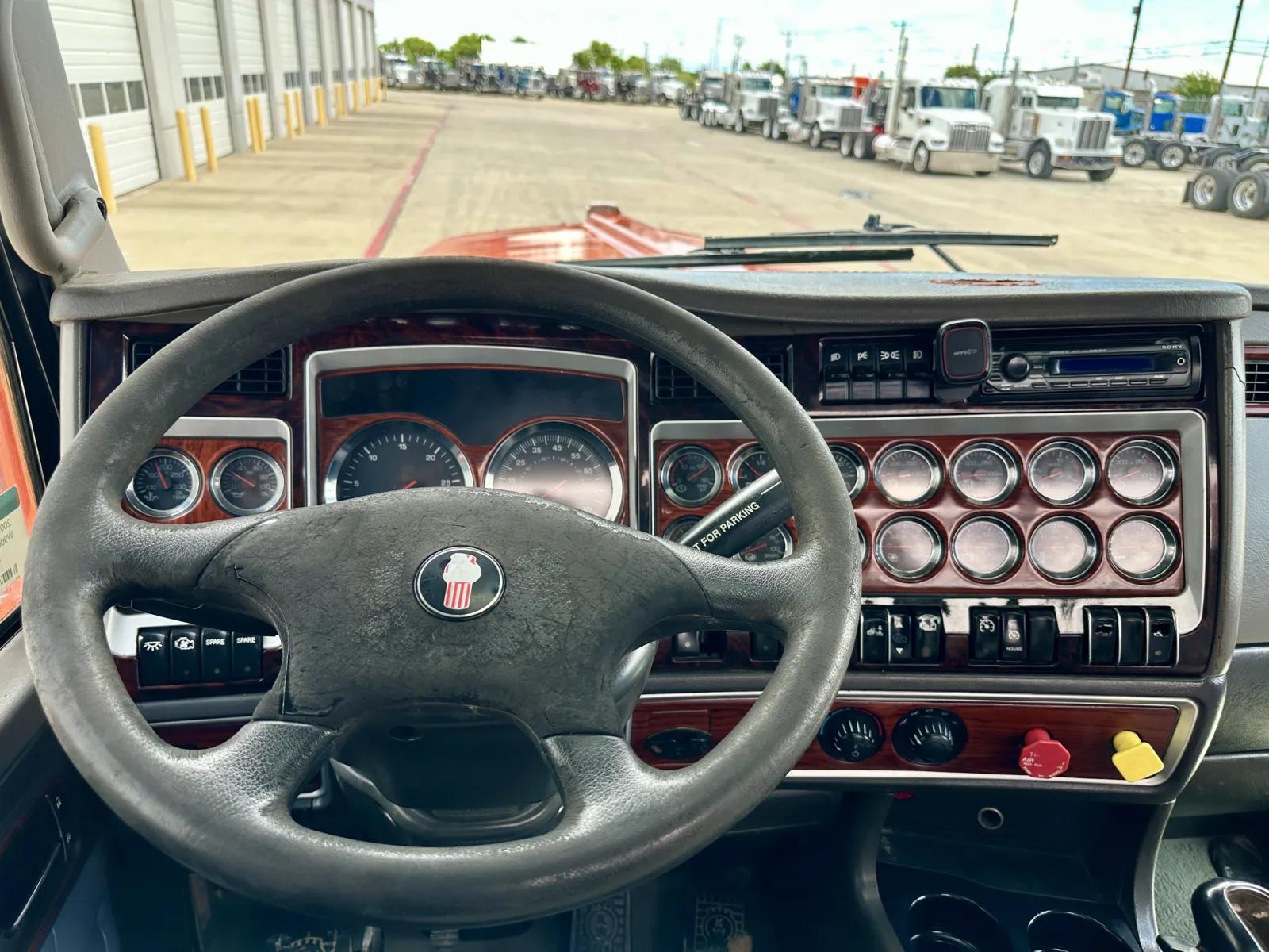 2007 Kenworth W900 in Hutchins, TX — photo 16