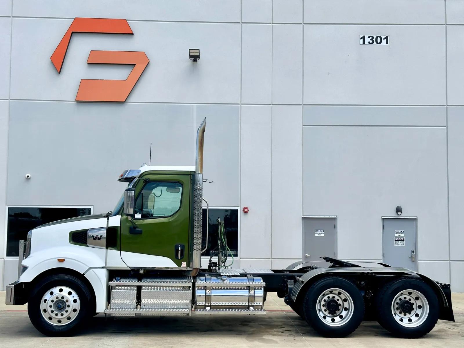 2023 Western Star 4900 in Hutchins, TX — photo 4