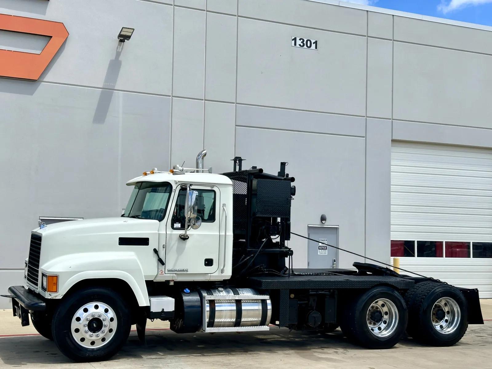 2015 Mack Pinnacle in Hutchins, TX — photo 2