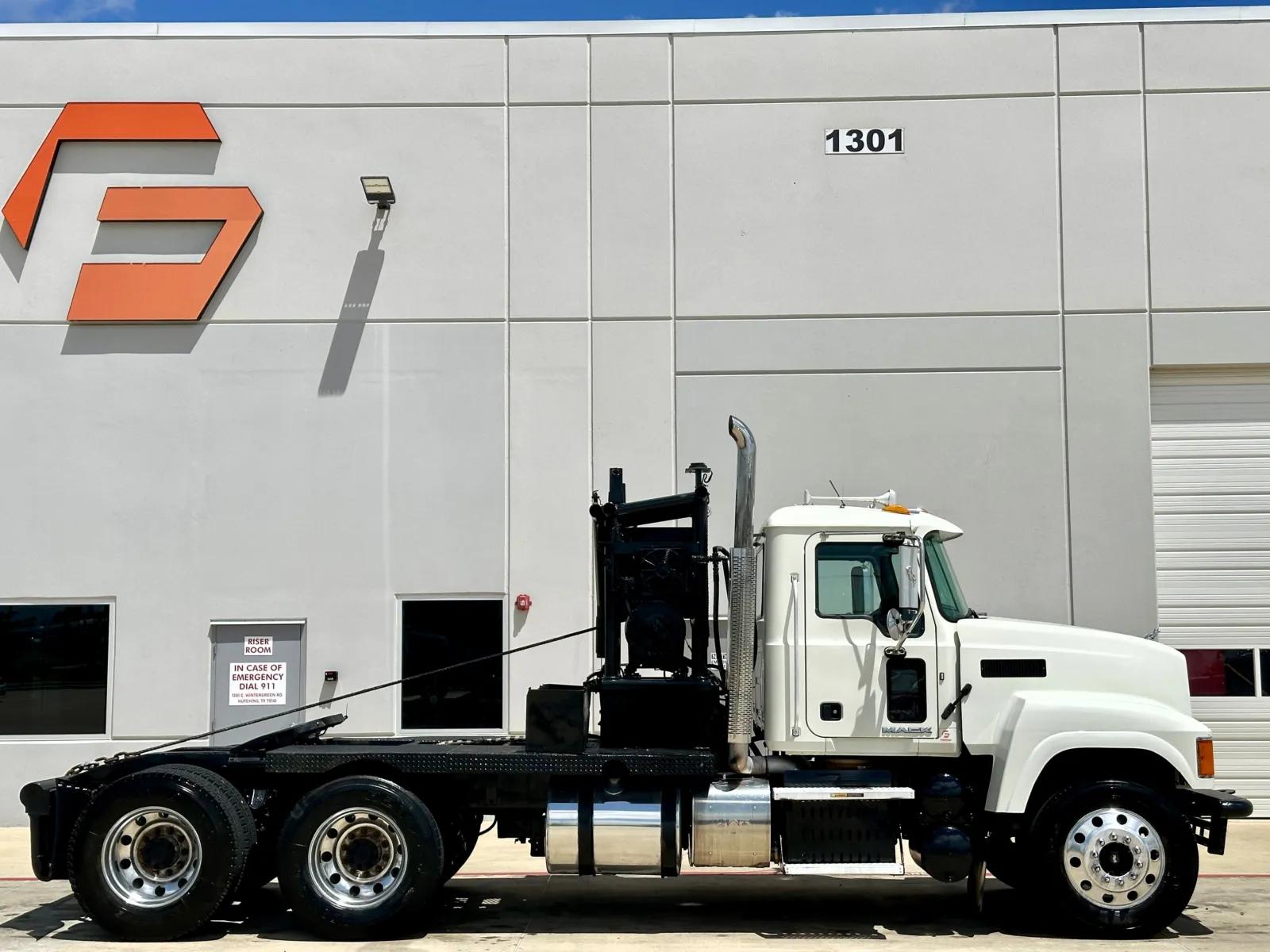 2015 Mack Pinnacle in Hutchins, TX — photo 3
