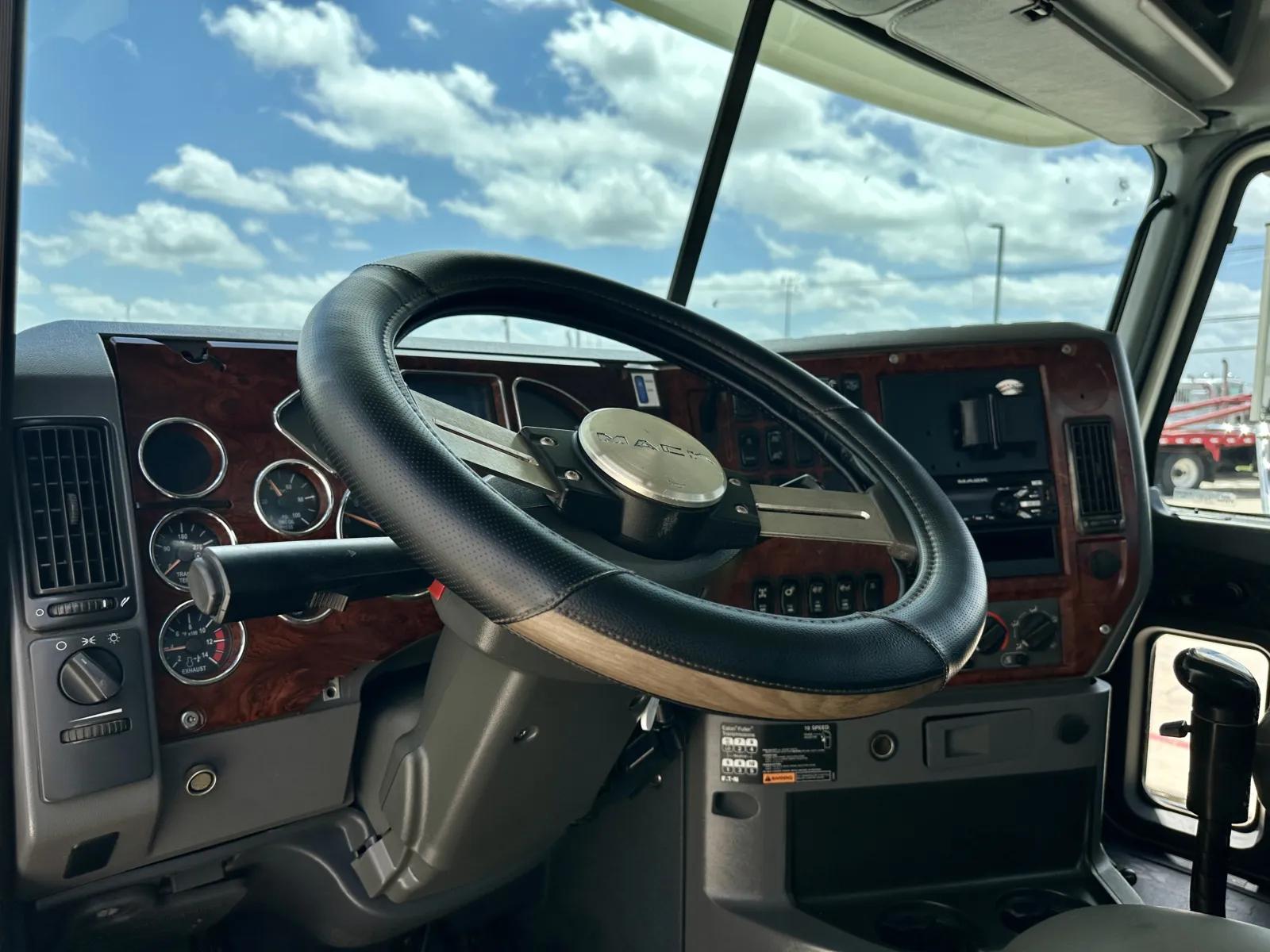 2015 Mack Pinnacle in Hutchins, TX — photo 15
