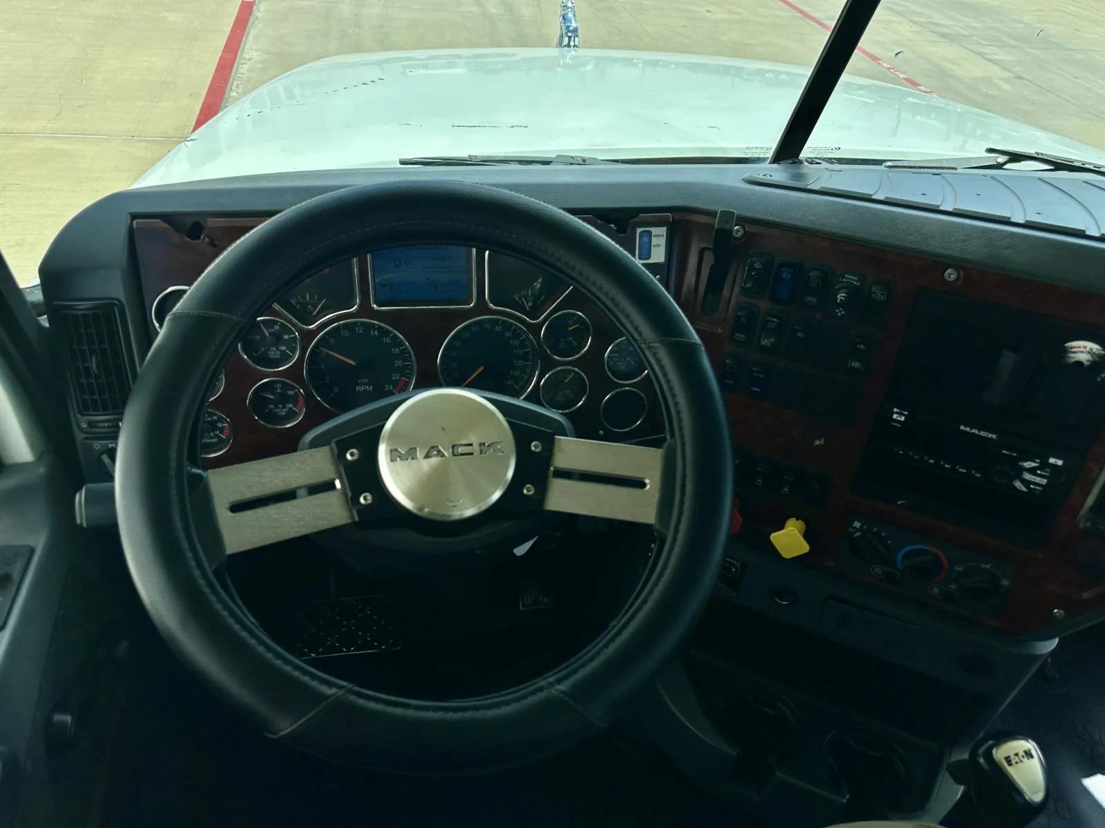 2015 Mack Pinnacle in Hutchins, TX — photo 16