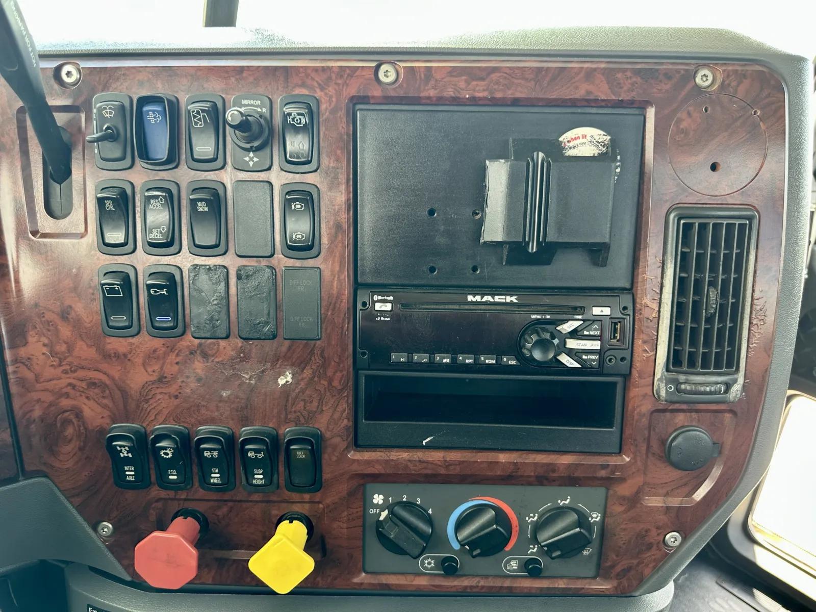 2015 Mack Pinnacle in Hutchins, TX — photo 18
