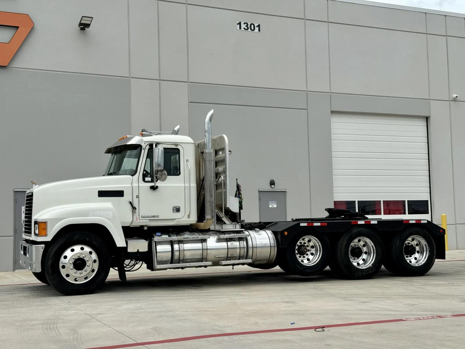 2015 Mack Pinnacle in Hutchins, TX — photo 2