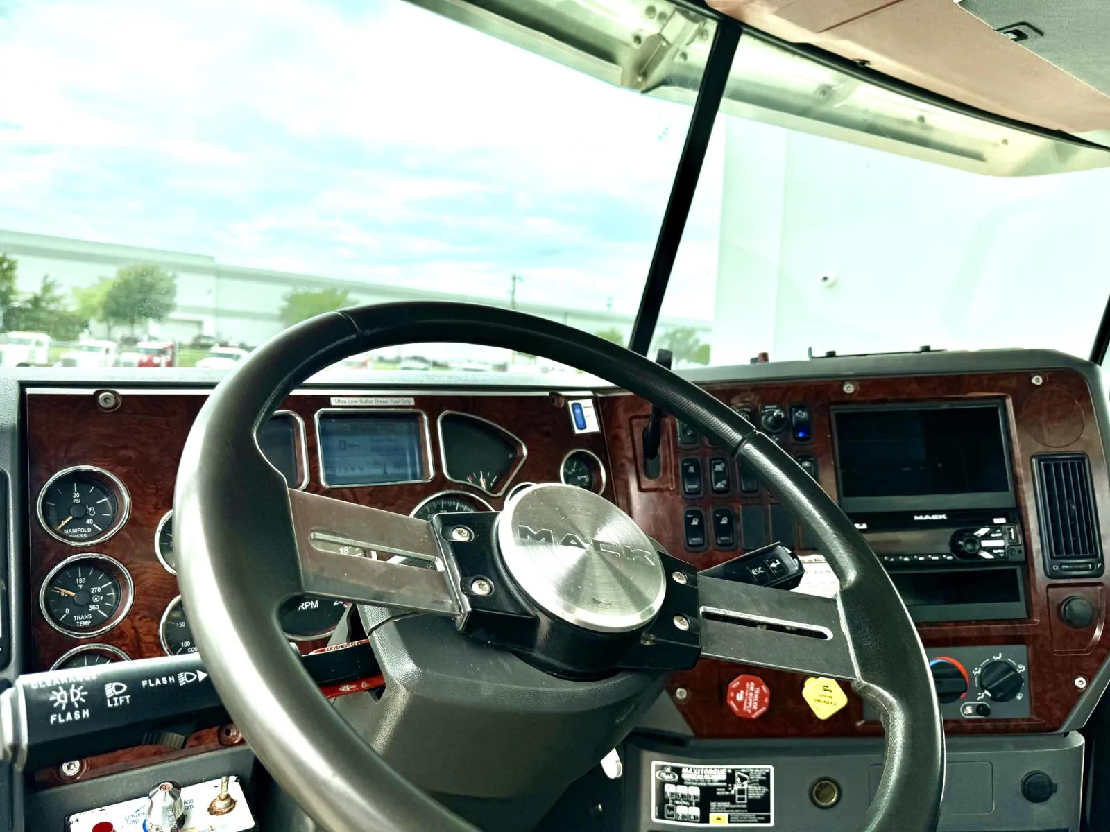 2015 Mack Pinnacle in Hutchins, TX — photo 15