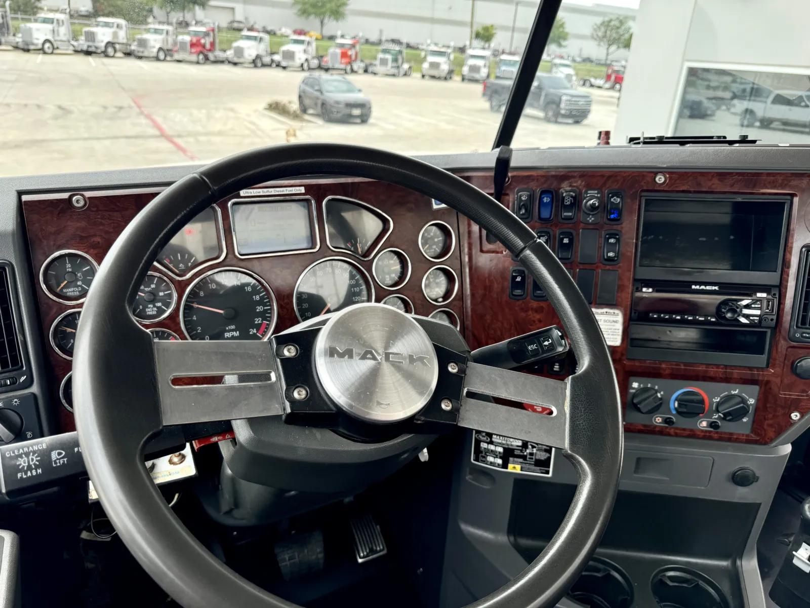 2015 Mack Pinnacle in Hutchins, TX — photo 16