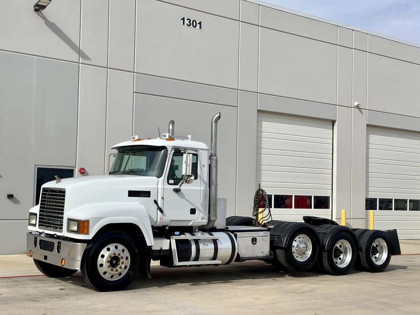 2012 Mack Pinnacle in Hutchins, TX — photo 2