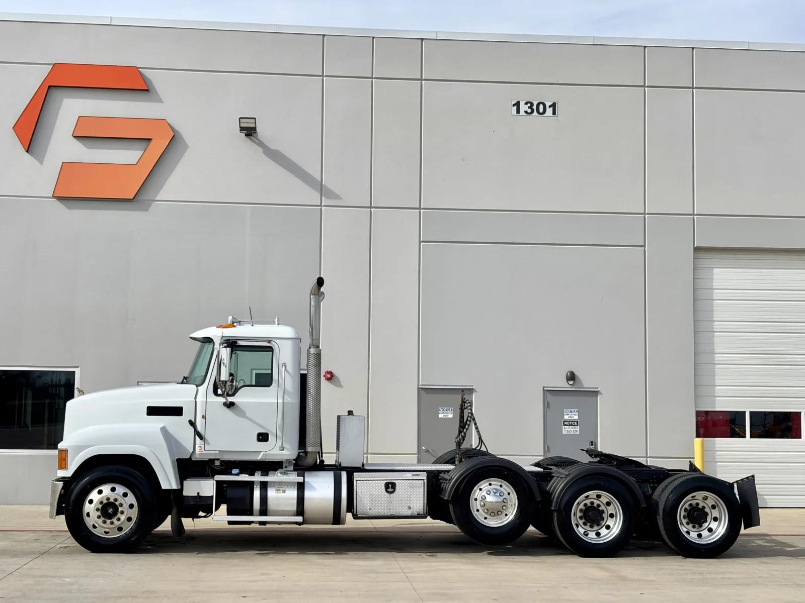 2012 Mack Pinnacle in Hutchins, TX — photo 4