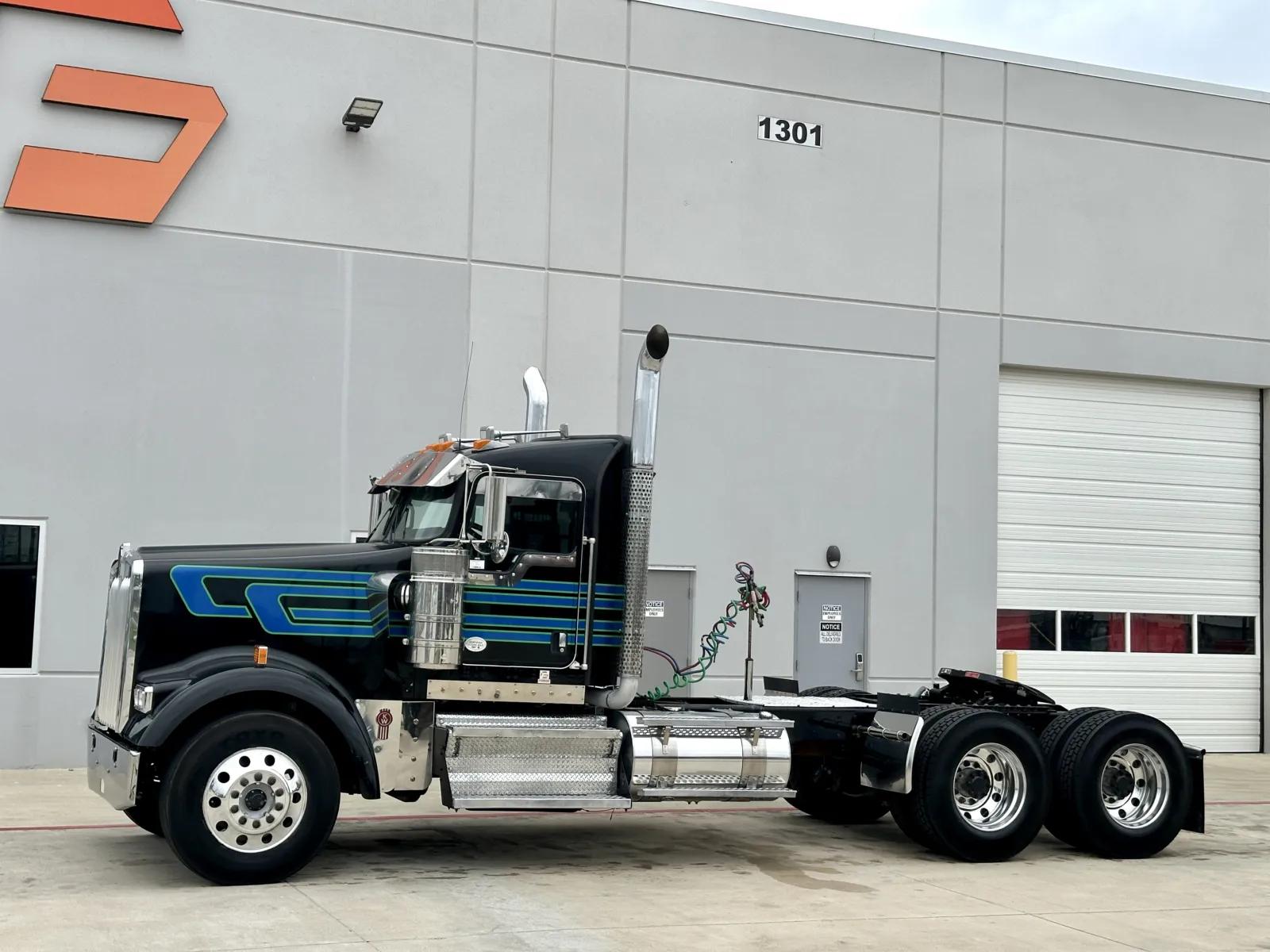 2020 Kenworth W900 in Hutchins, TX — photo 2