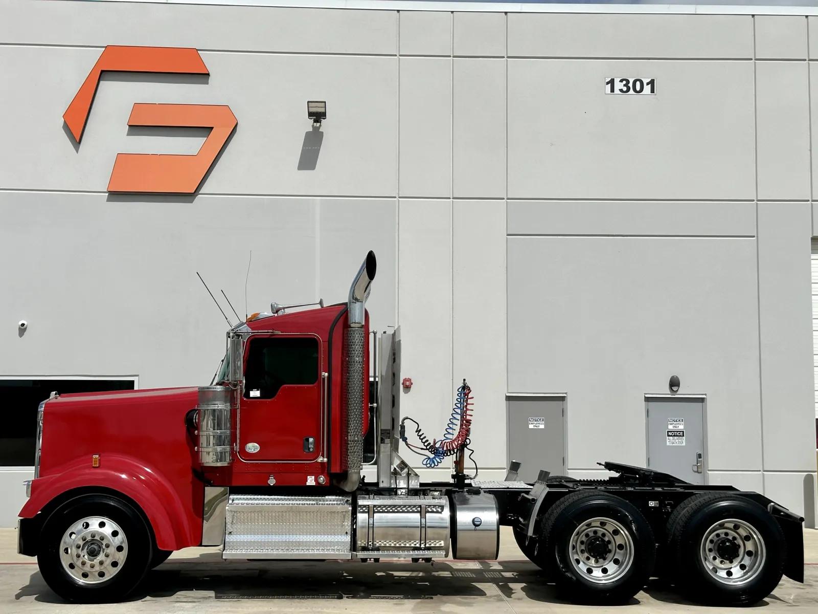 2014 Kenworth W900 in Hutchins, TX — photo 4