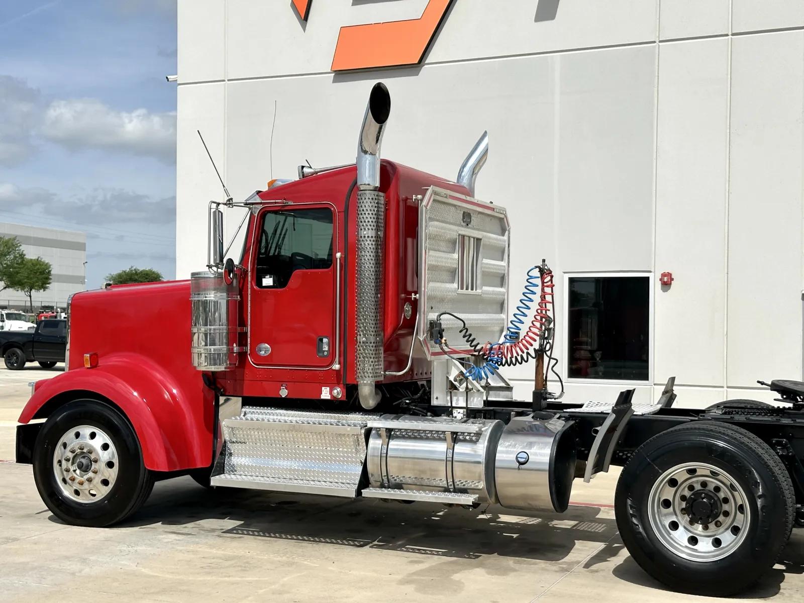 2014 Kenworth W900 in Hutchins, TX — photo 8