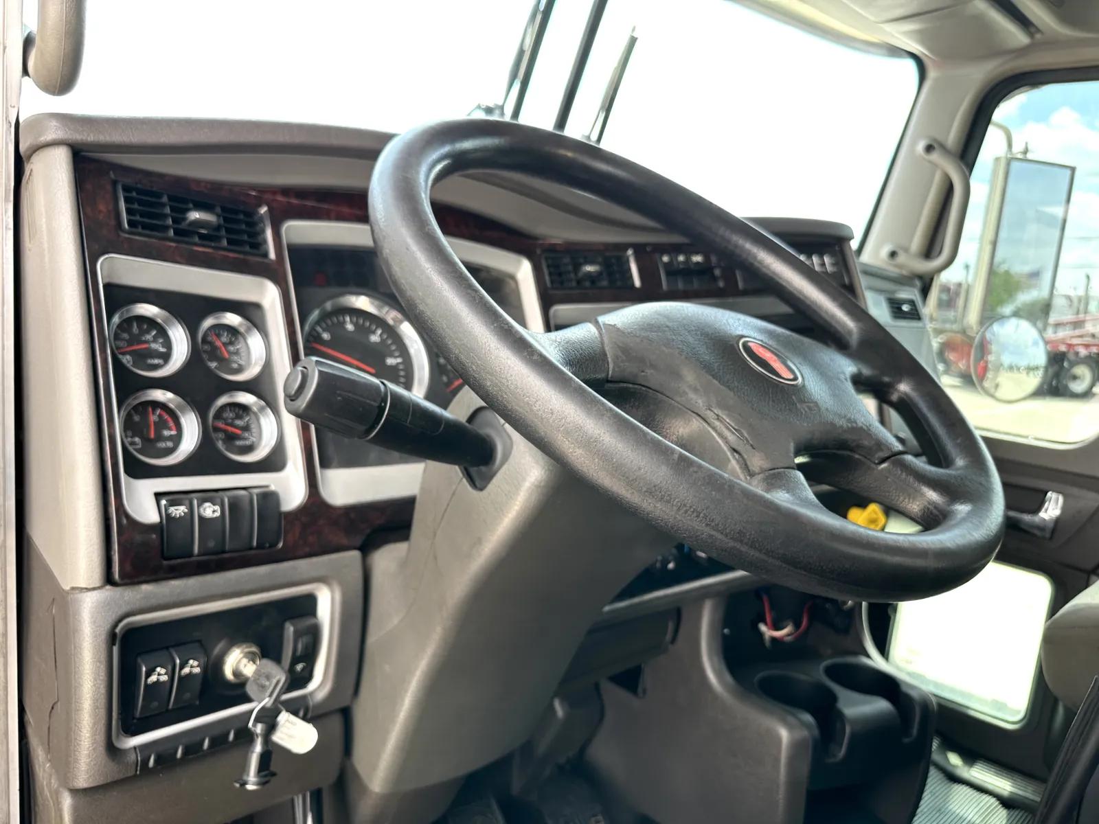 2014 Kenworth W900 in Hutchins, TX — photo 15