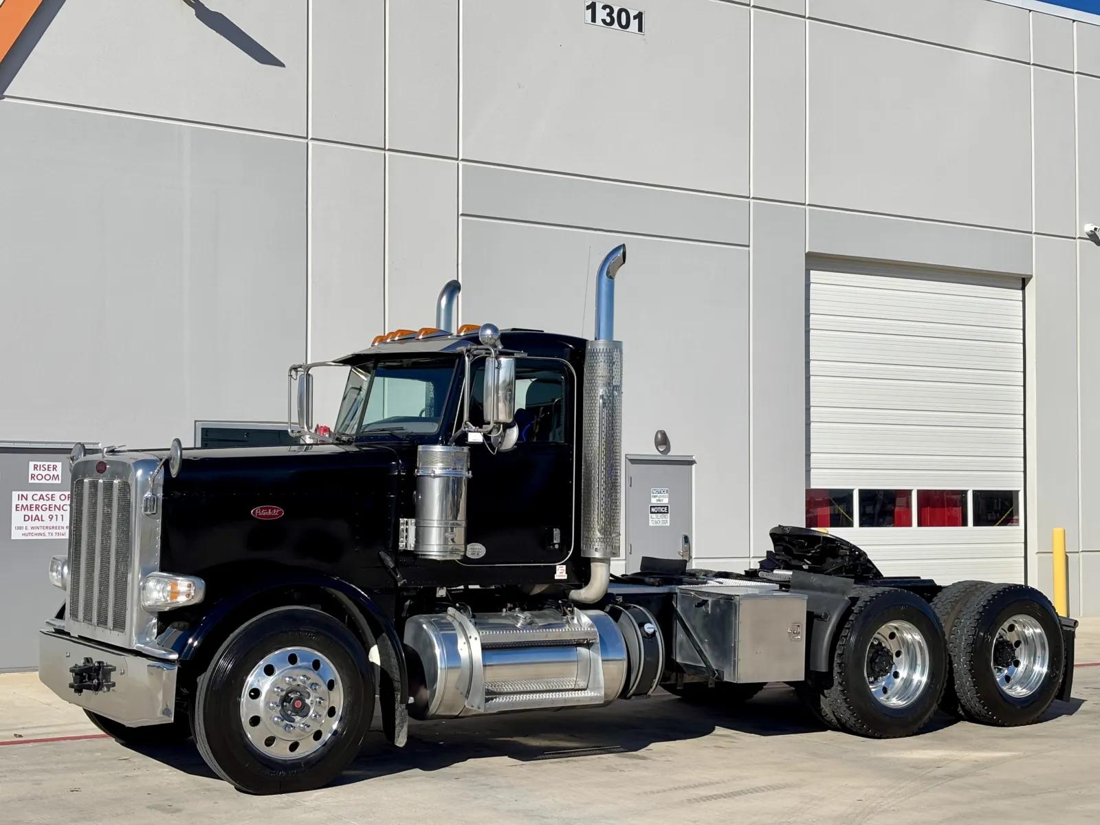 2018 Peterbilt 389 in Hutchins, TX — photo 2