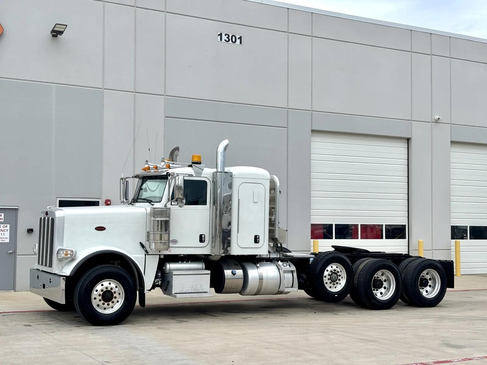 2021 Peterbilt 389 in Hutchins, TX — photo 2