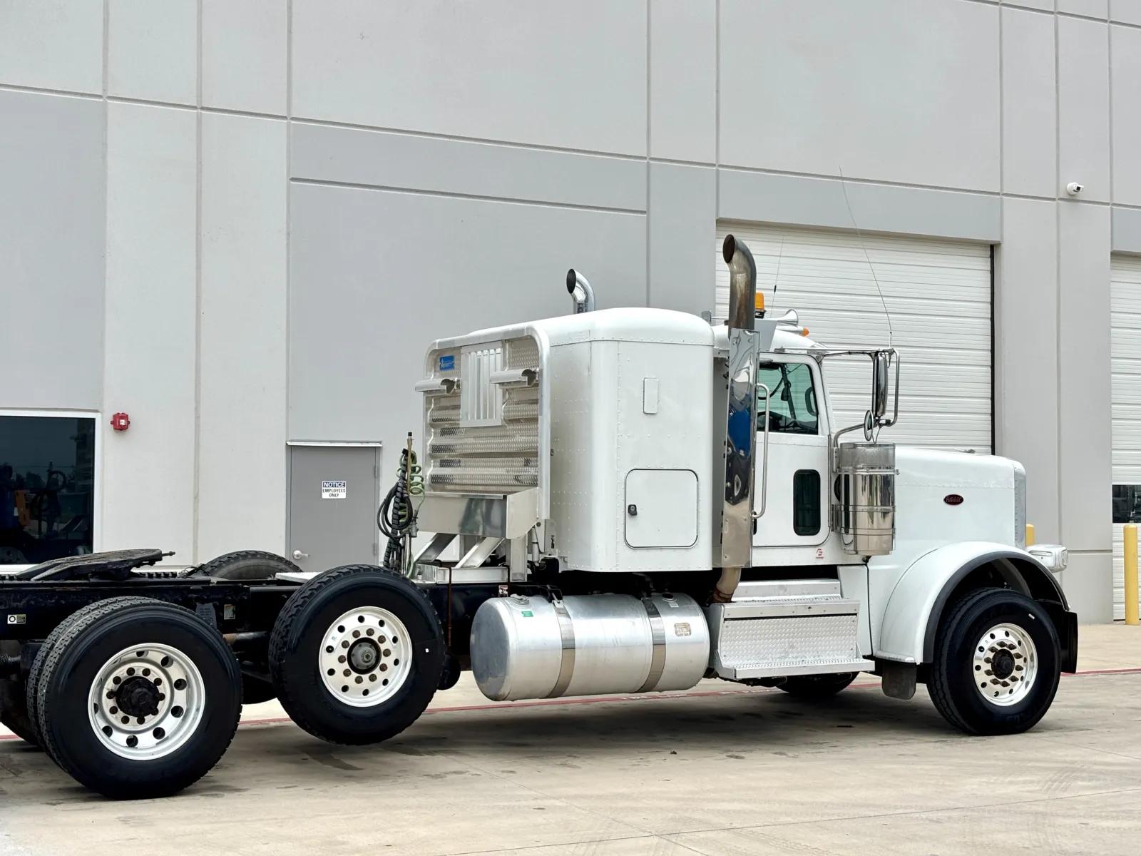 2021 Peterbilt 389 in Hutchins, TX — photo 8