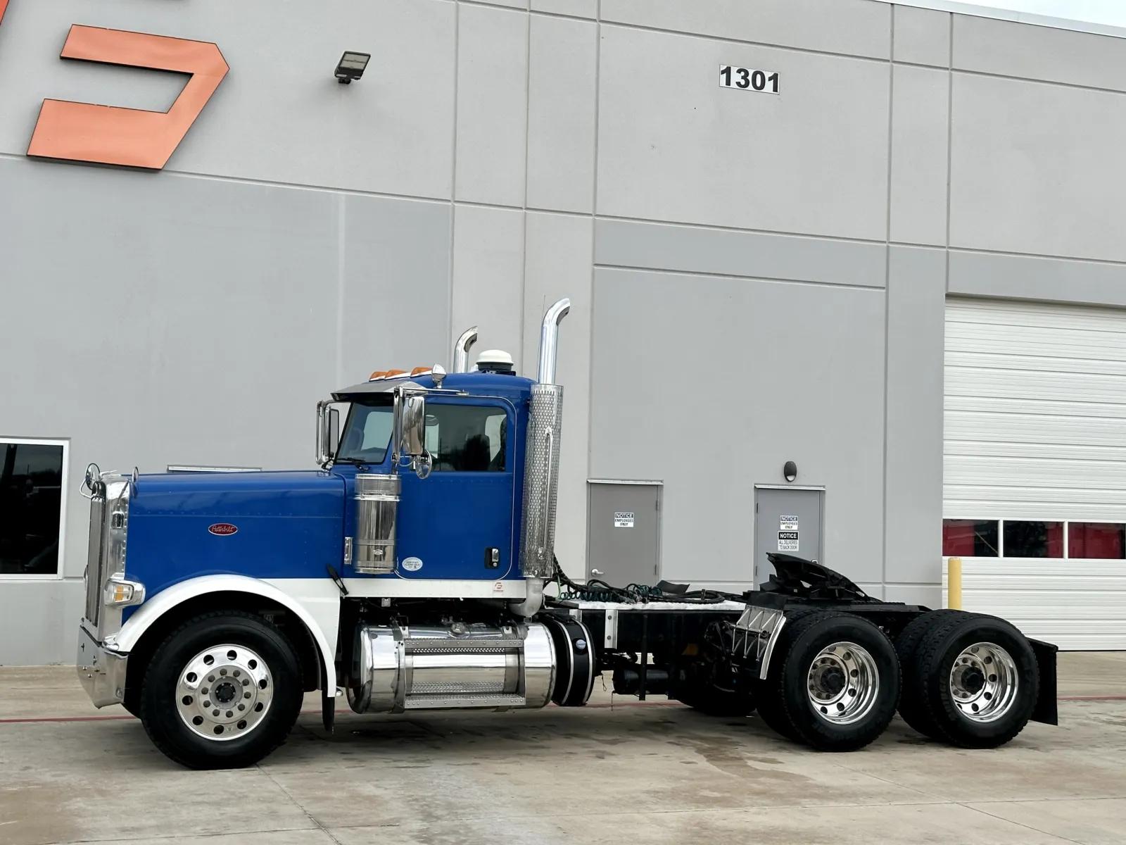 2018 Peterbilt 389 in Hutchins, TX — photo 2