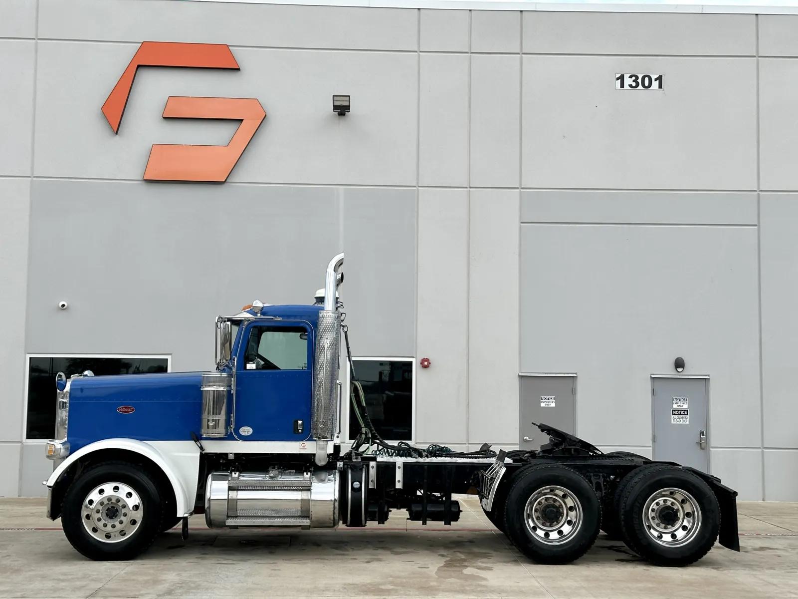 2018 Peterbilt 389 in Hutchins, TX — photo 4